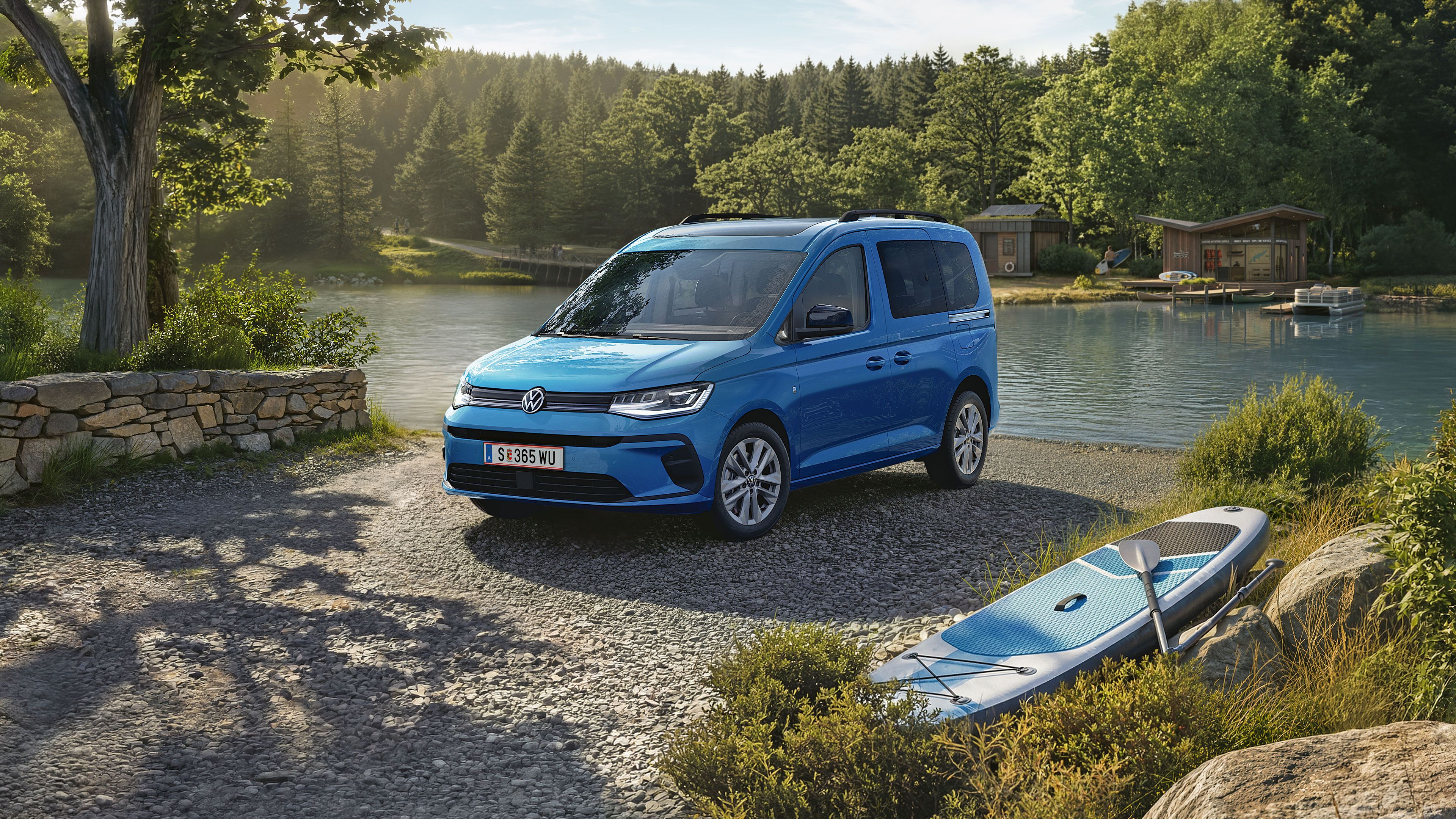 Der neue Caddy California 2026 in Blau steht an See.