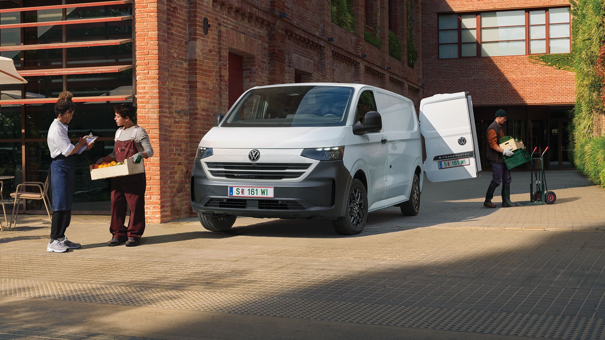 VW Transporter Kastenwagen in Weiß steht vor Haus