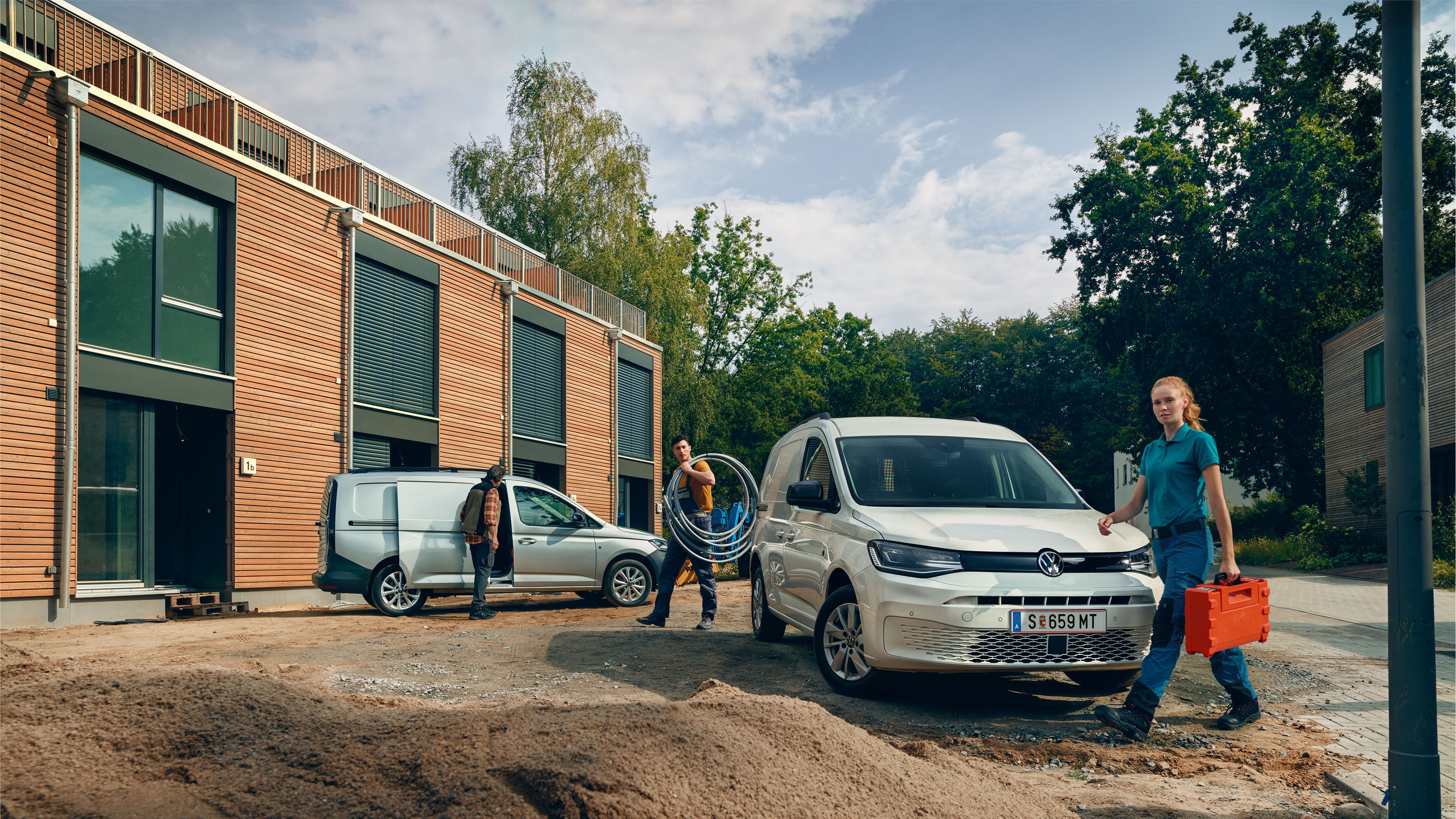 VW Caddy Cargo auf Baustelle