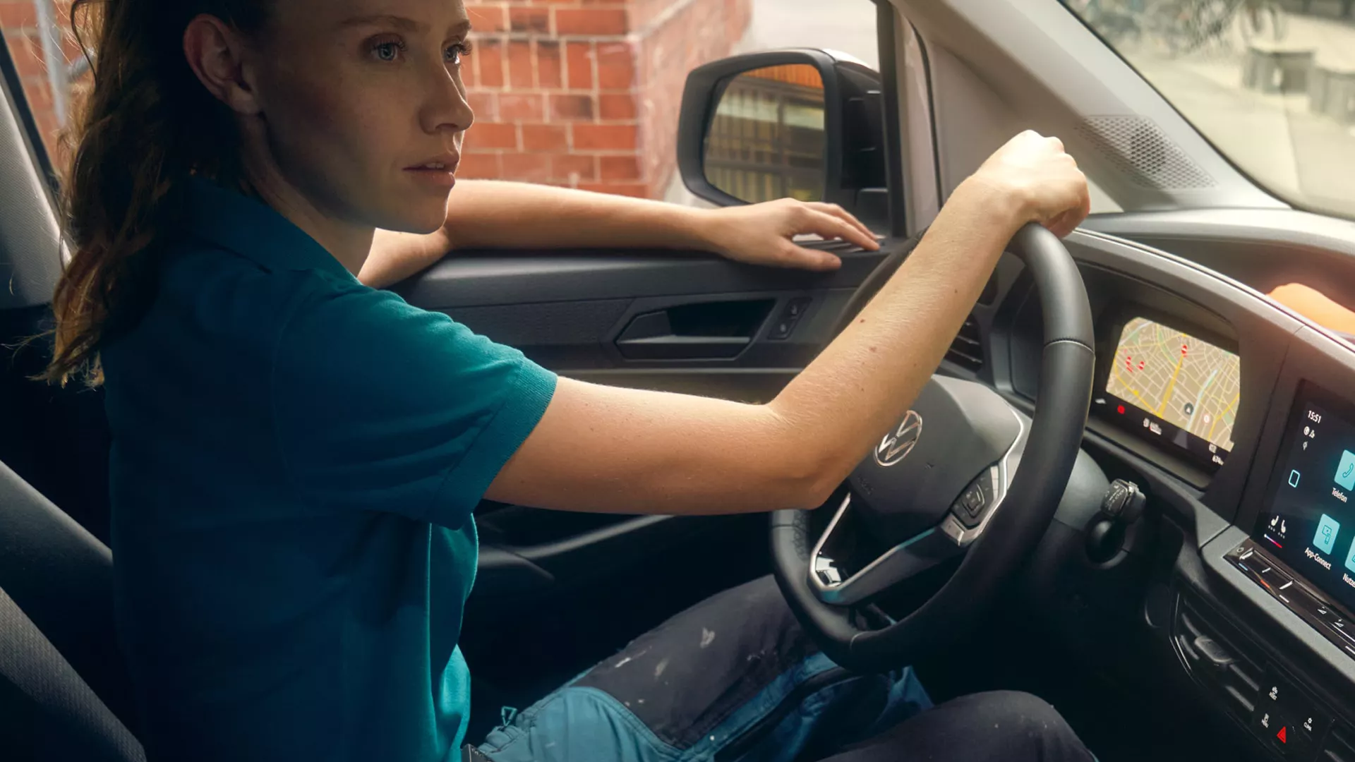 Lenkerin eines Caddy Cargos schaut durch die Windschutzscheibe