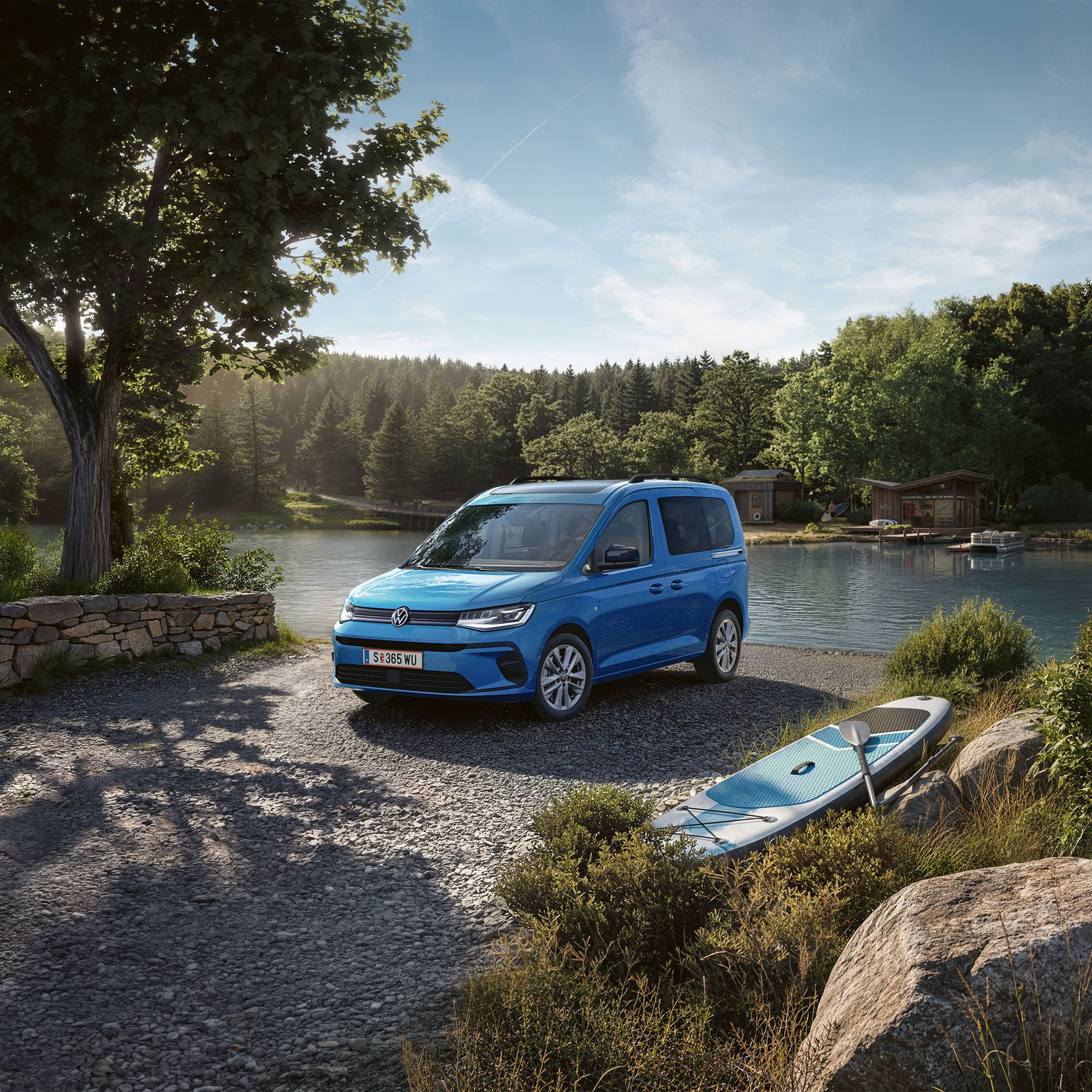 Der neue Caddy California 2026 in Blau steht an See.