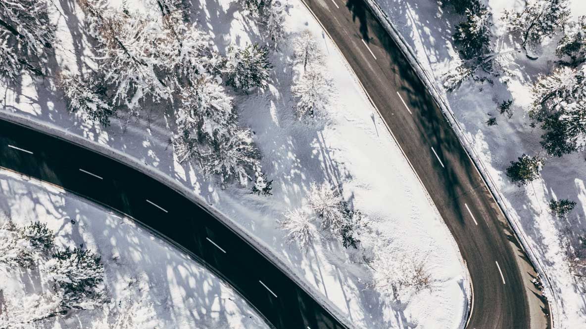 Drohnenflug über ein VW Nutzfahrzeug auf Winterstraße