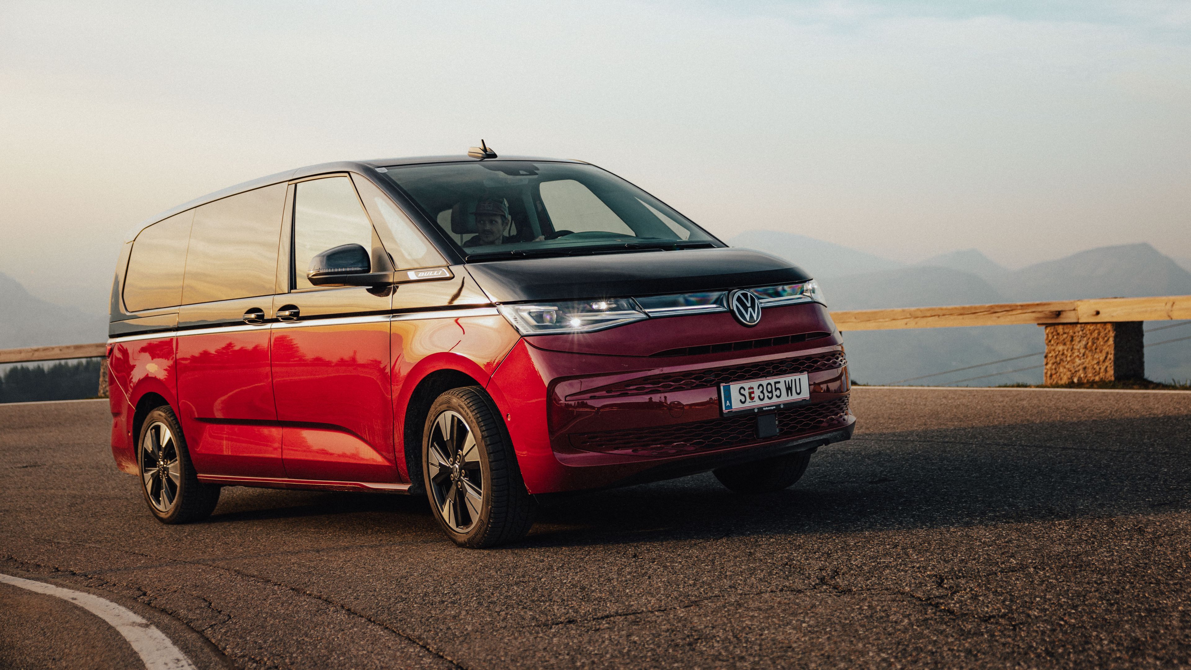 VW Multivan Frontansicht fährt über eine Straße.