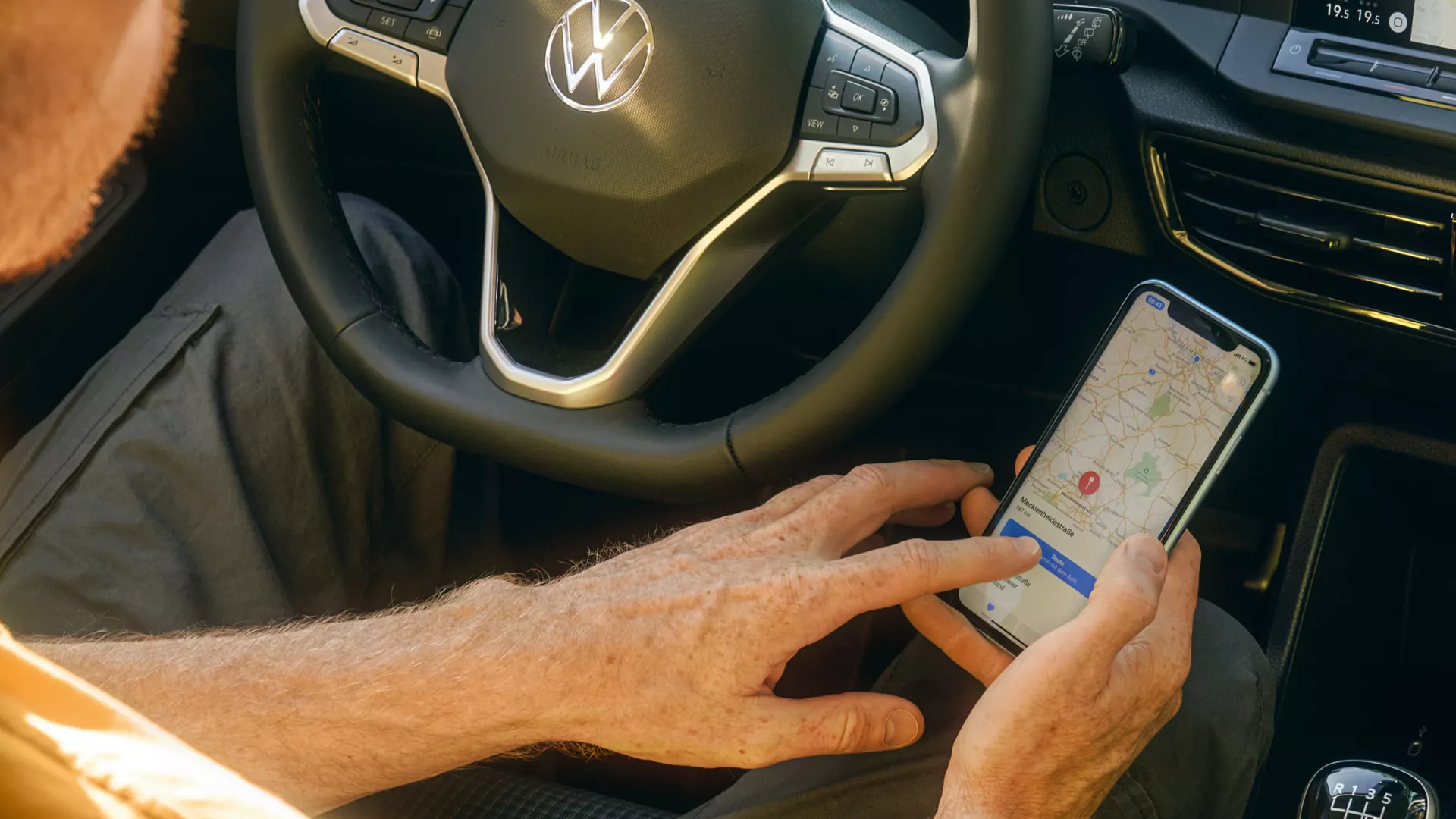 Fahrer eines Caddy Cargos verbindet das Navigationssystem seines Handys mit dem Caddy