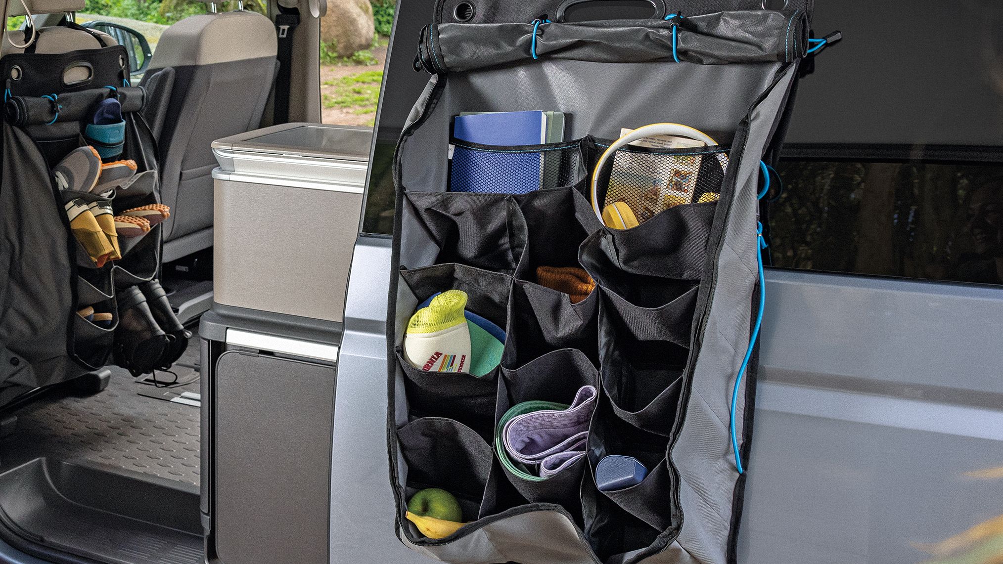Ein Mann wechselt seine Schuhe, die er praktisch in seinem VW California verstauen konnte