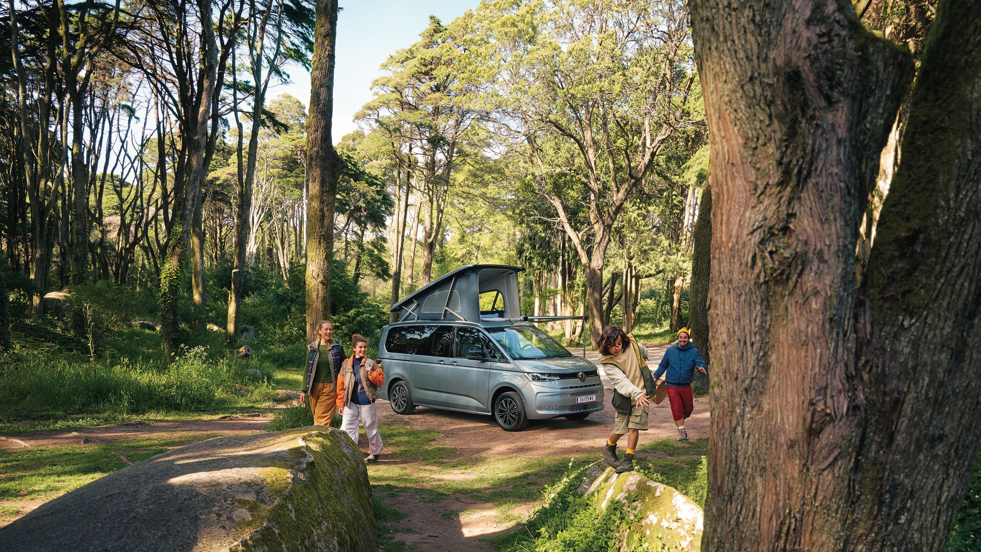 Eine Familie entfernt sich von ihrem im Wald abgestellten New California 