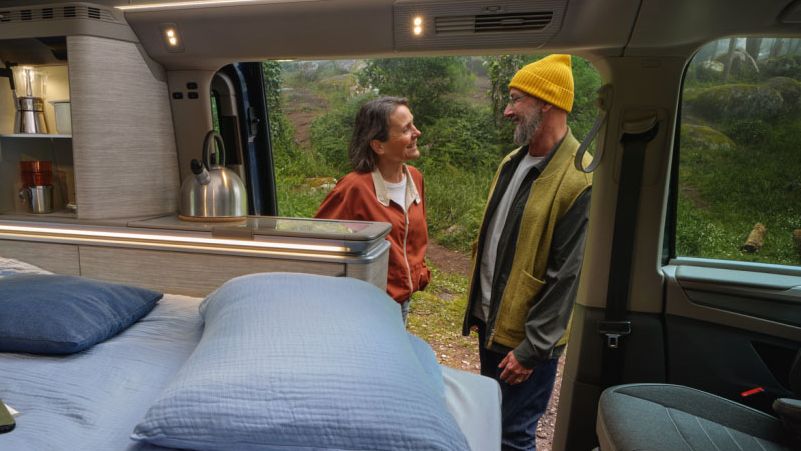 Blick auf das Bett im Innenraum eines Volkswagen California