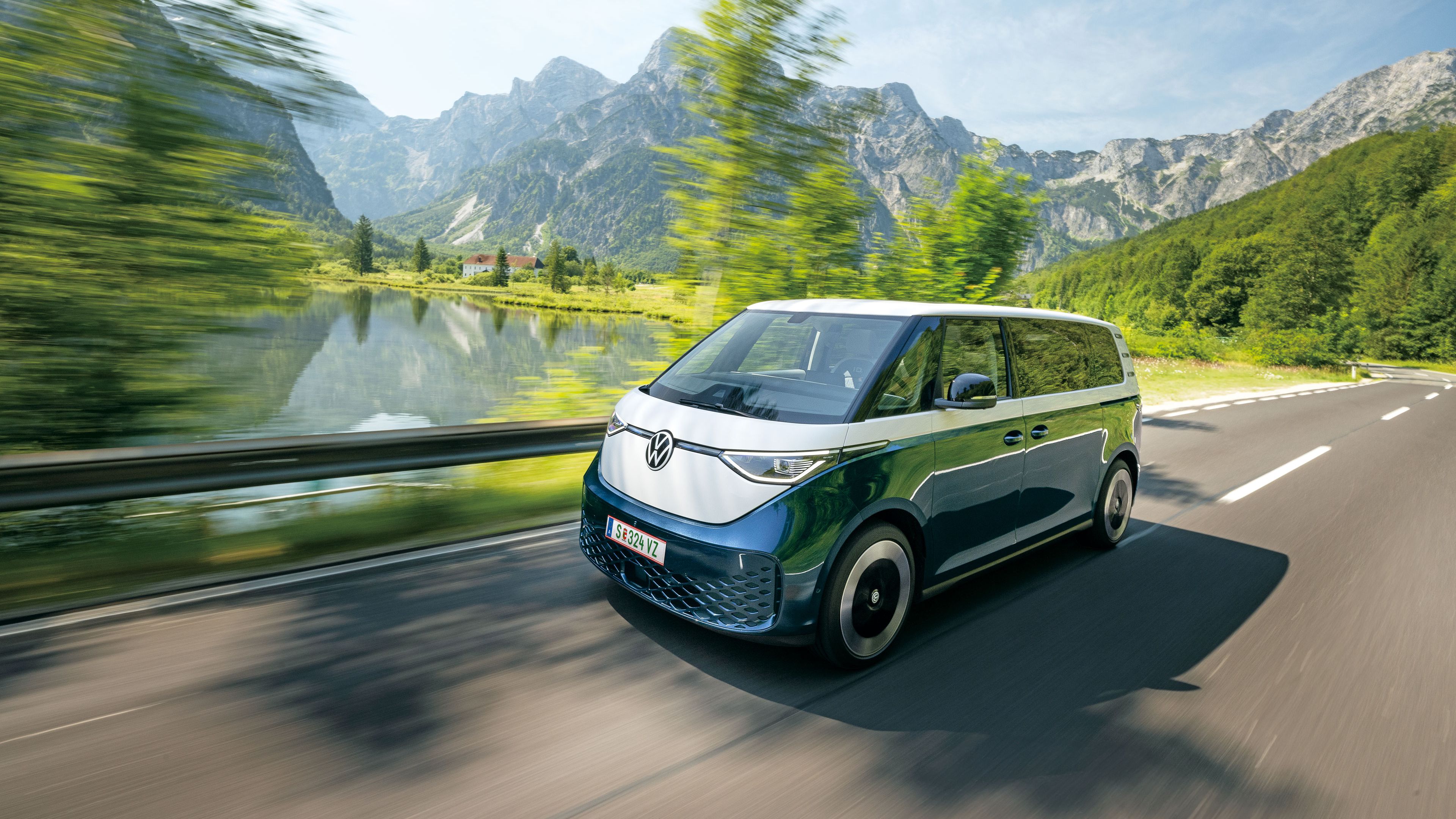 Blauer ID. Buzz fährt eine Landstraße entlang