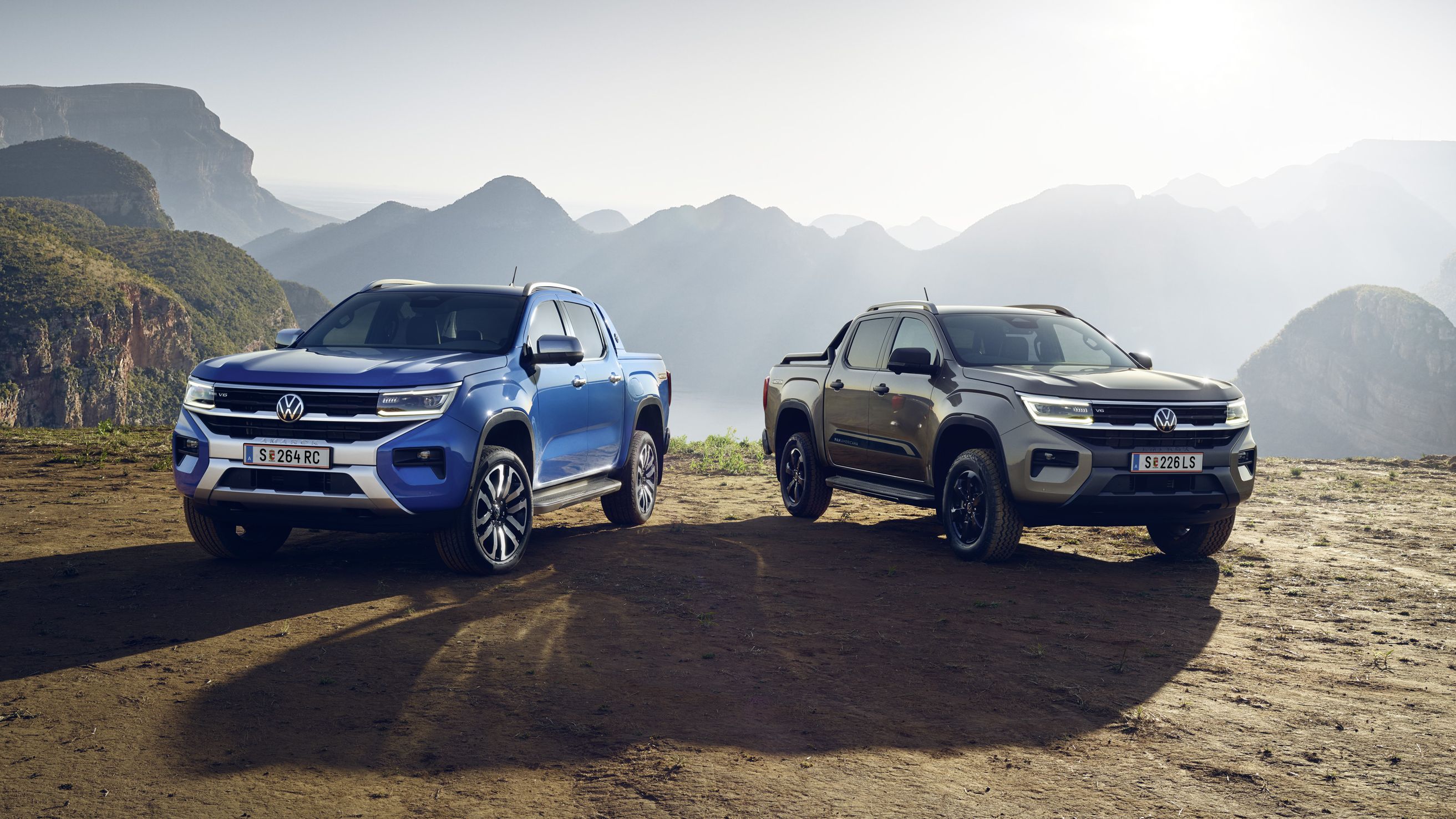 VW Amarok in Blau und in Hellbeige nebeneinander