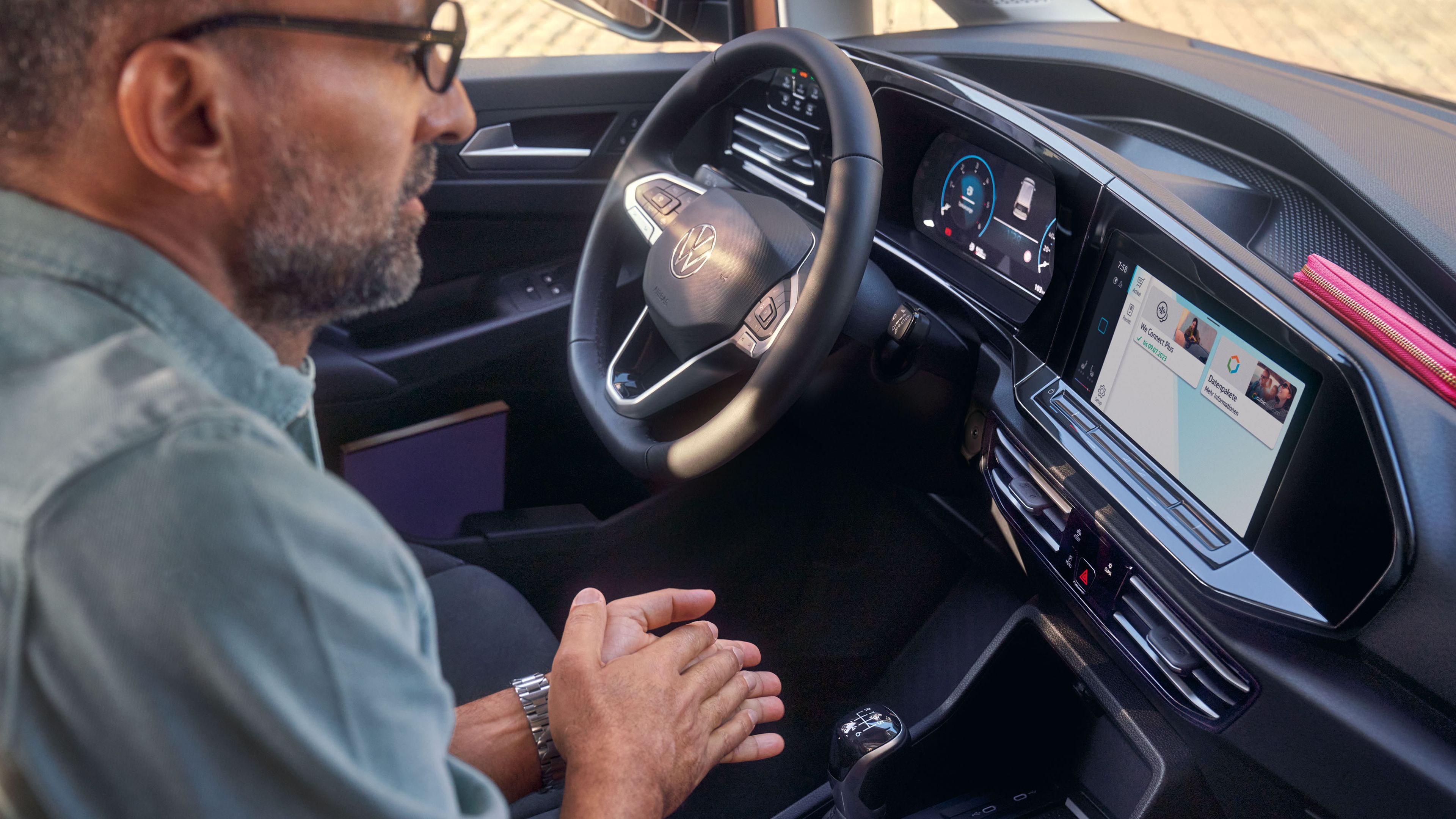 Ein Mann nutzt das Infotainment Angebot des Caddy 5
