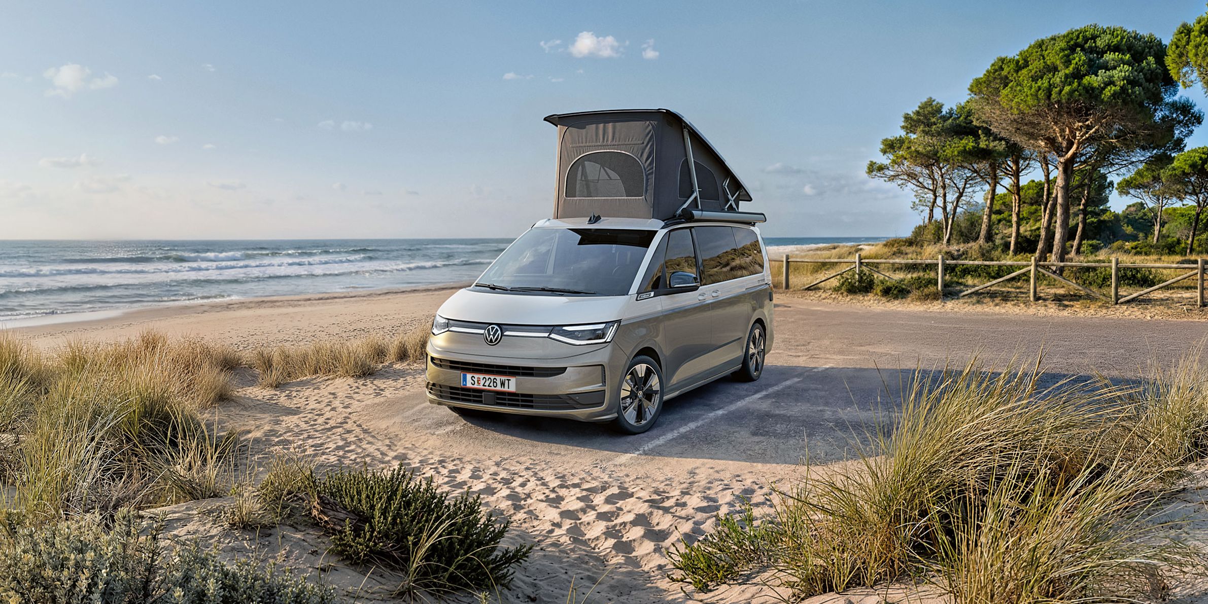 Der neue VW California 2026 steht am Strand.