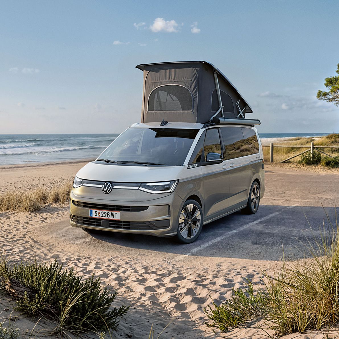 Der neue VW California 2026 steht am Strand.