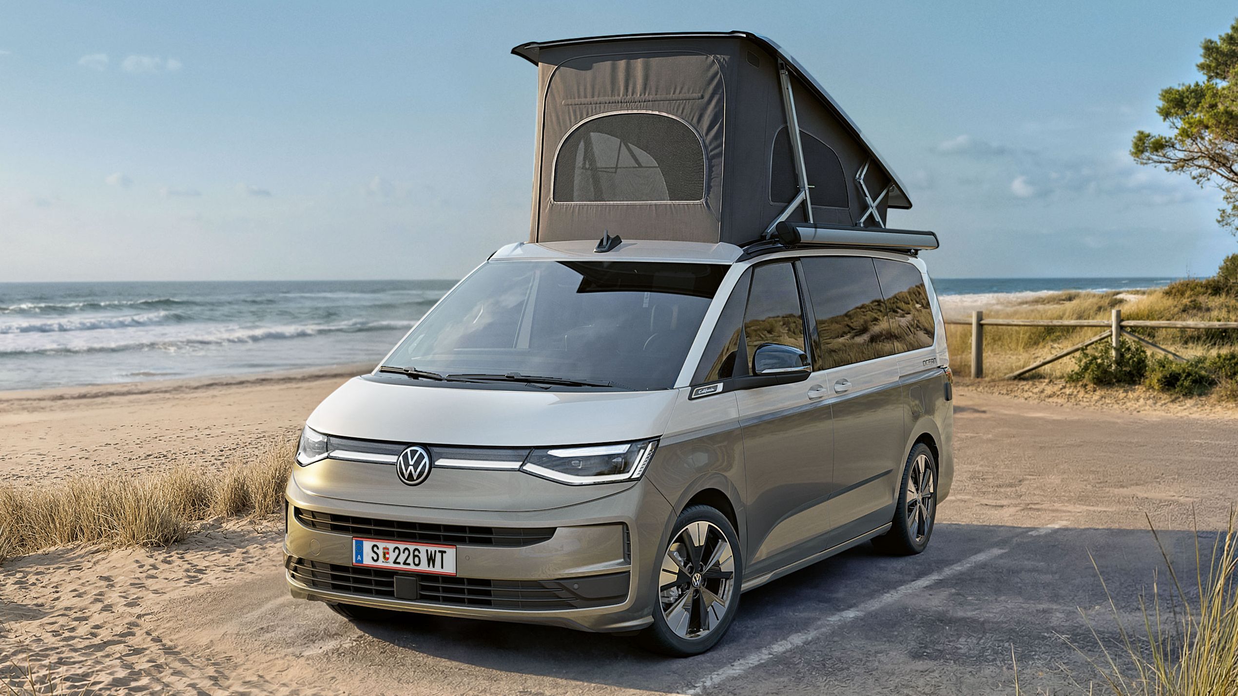 Der neue VW California 2026 steht am Strand.