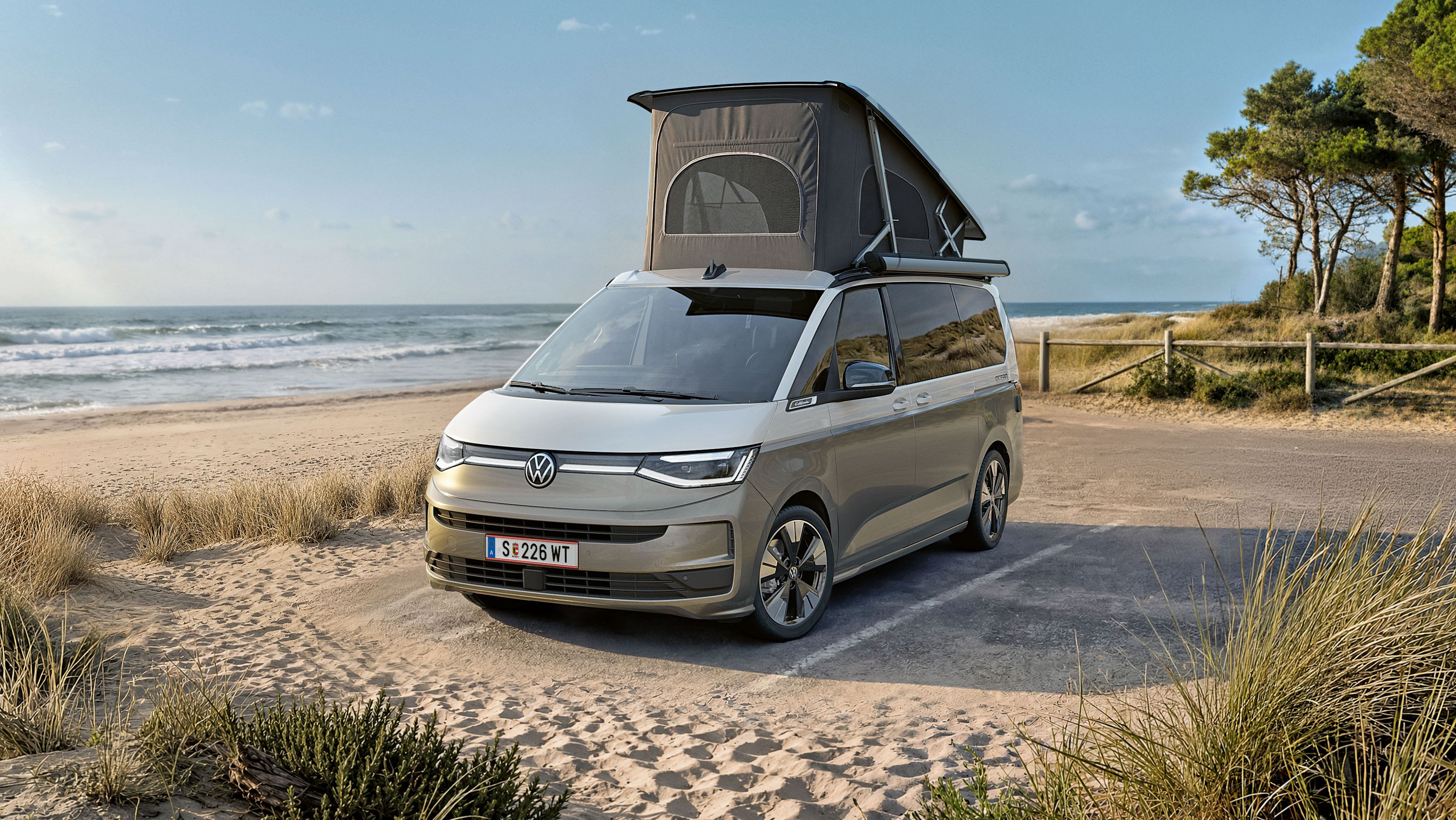 Der neue VW California 2026 steht am Strand.