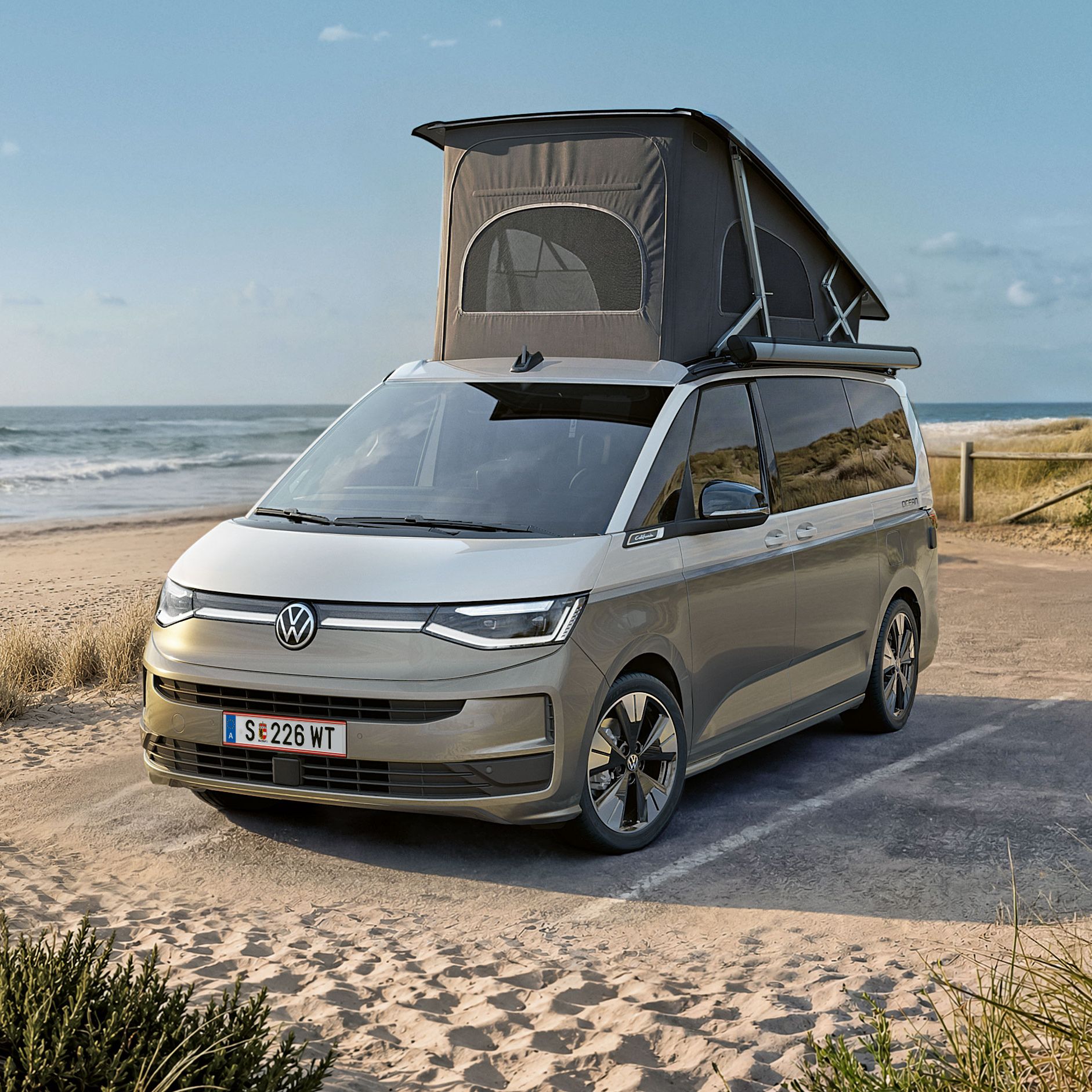 Der neue VW California 2026 steht am Strand.