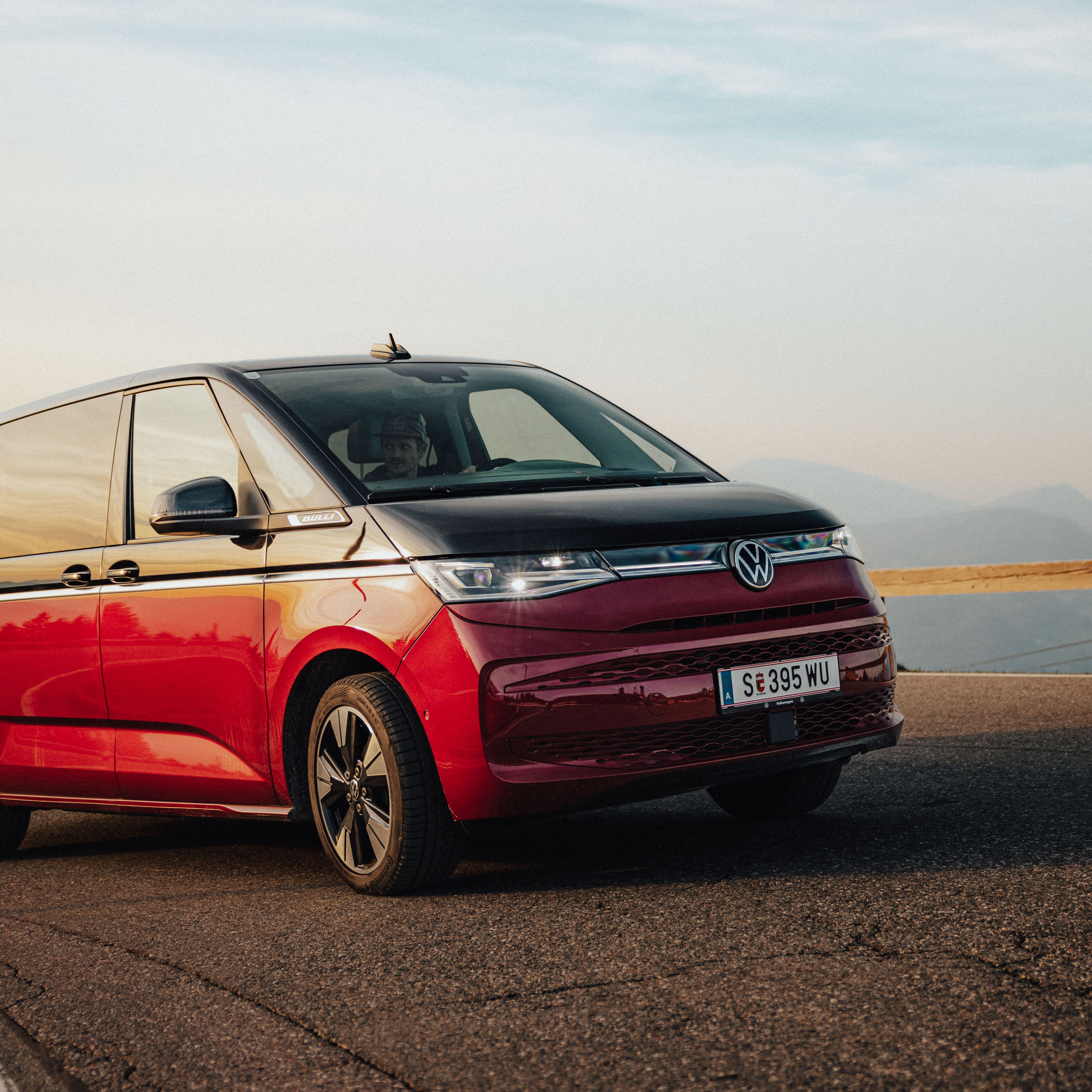 VW Multivan Frontansicht fährt über eine Straße.
