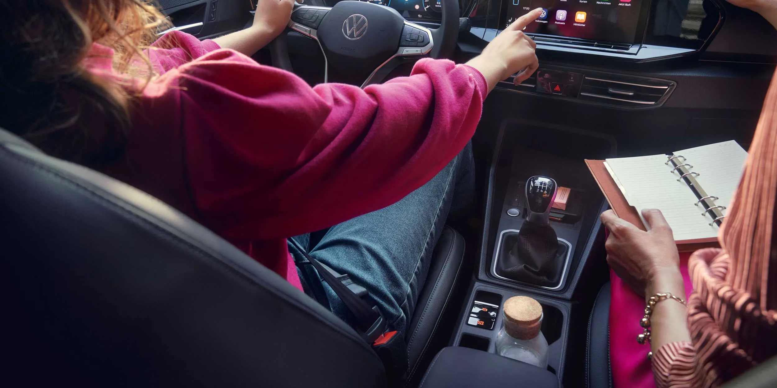 Frau sitzt in Caddy Kobmi und fährt.