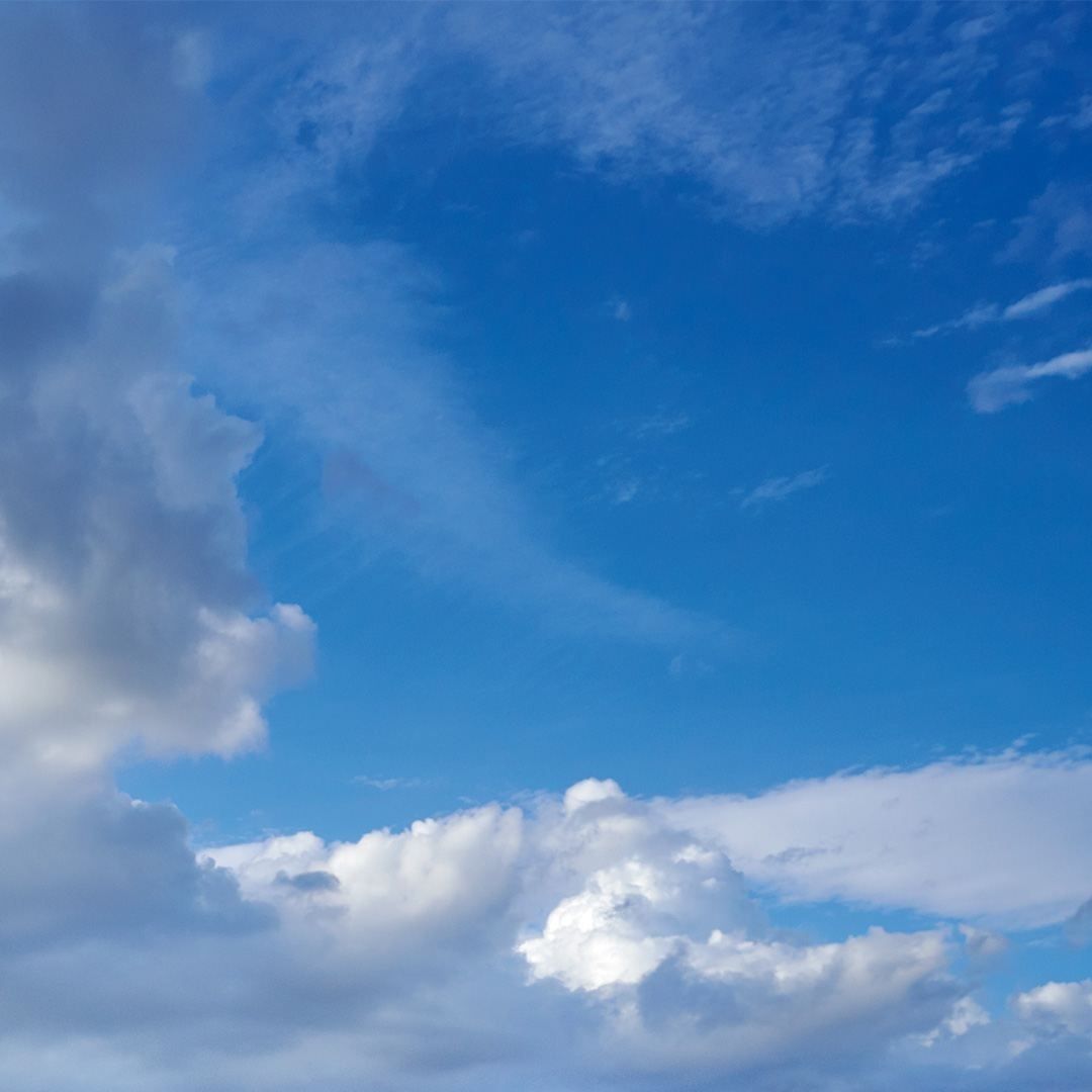 Blauer Himmel mit Wolken