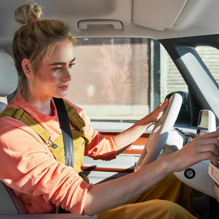 Eine Volkswagen Technikerin konfiguriert das Navigationssystem in einem Volkswagen.