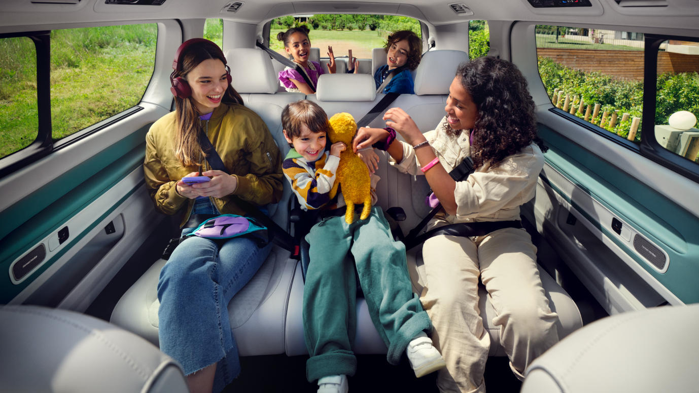 Eine Familie sitzt im Rückraum eines ID. Buzz Long Wheel Based