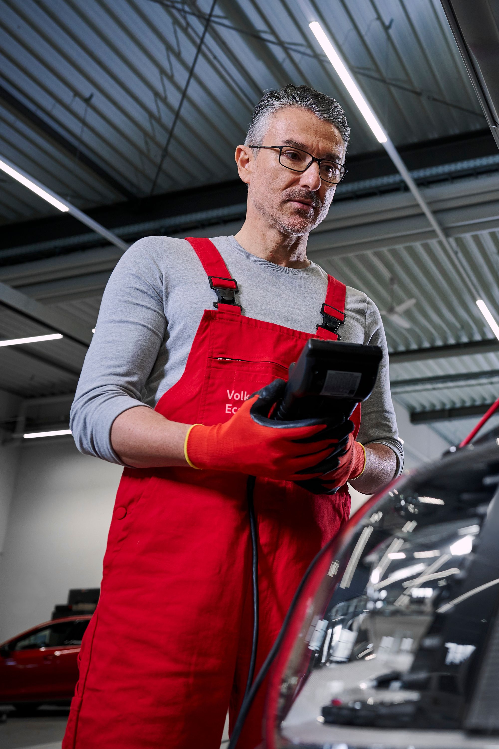 Ein Volkswagen Mechaniker überprüft die Batterien eines Volkswagen