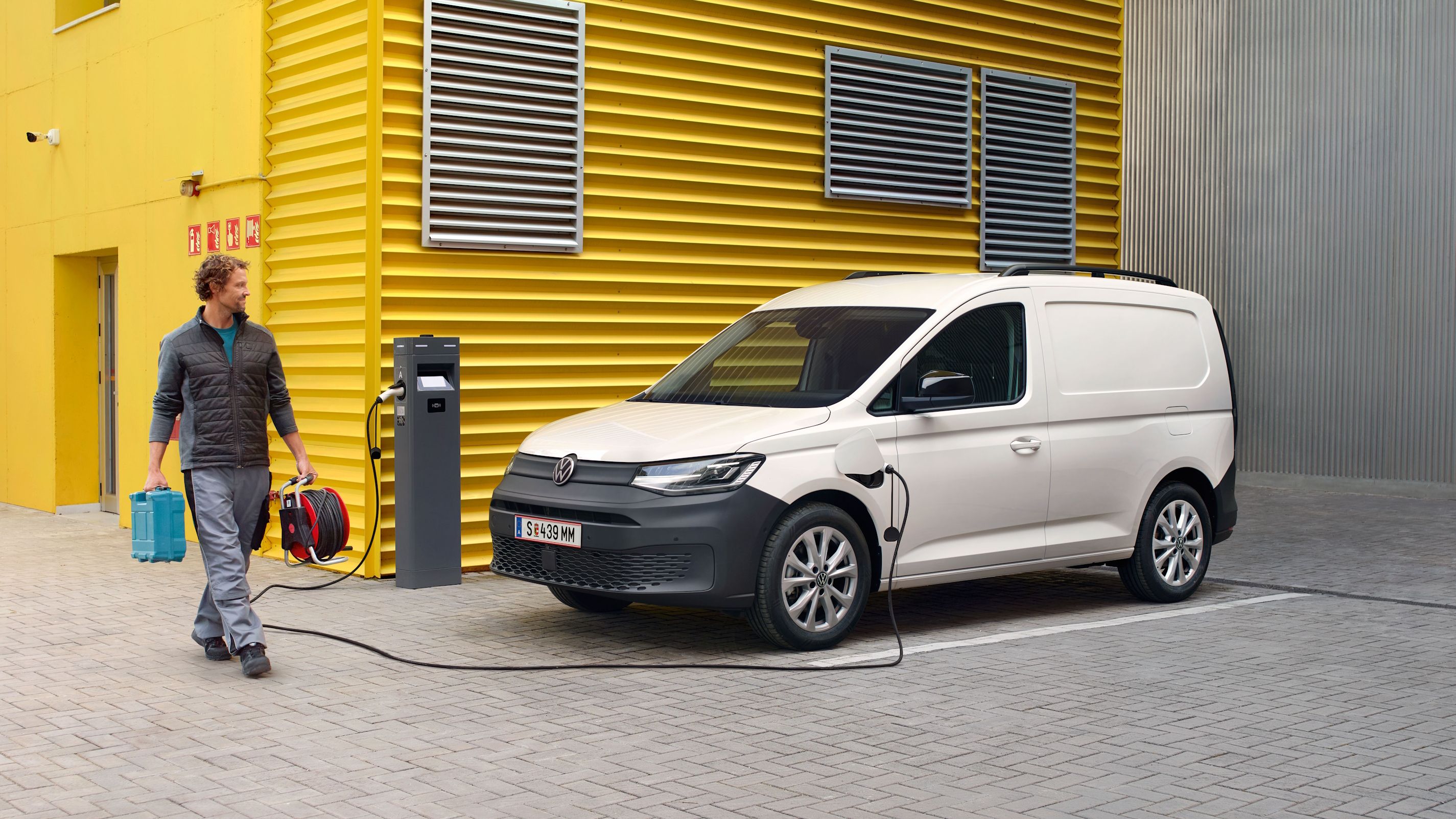 Caddy Cargo eHybrid wird geladen.