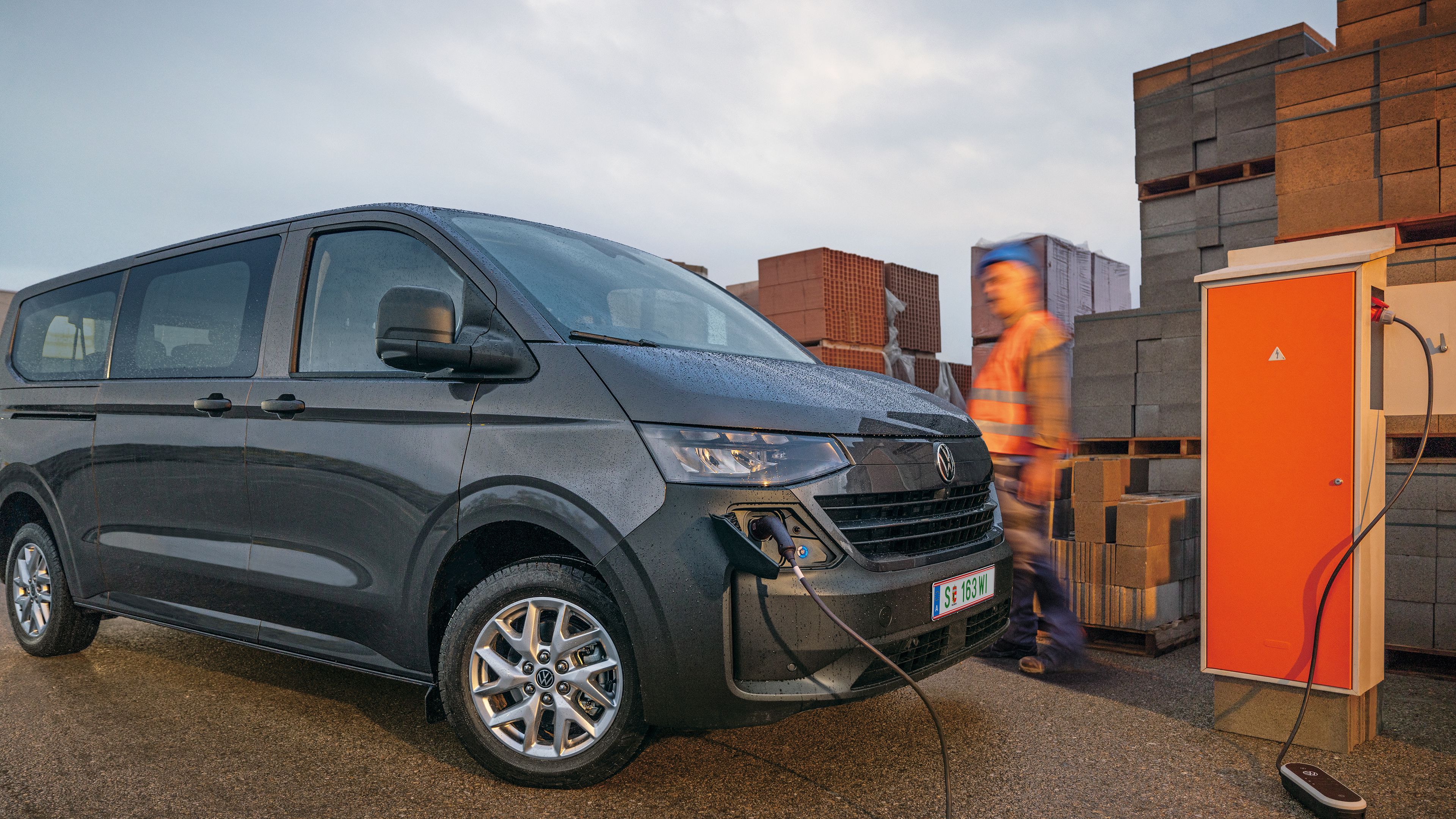 e-Transporter Kombi wird geladen
