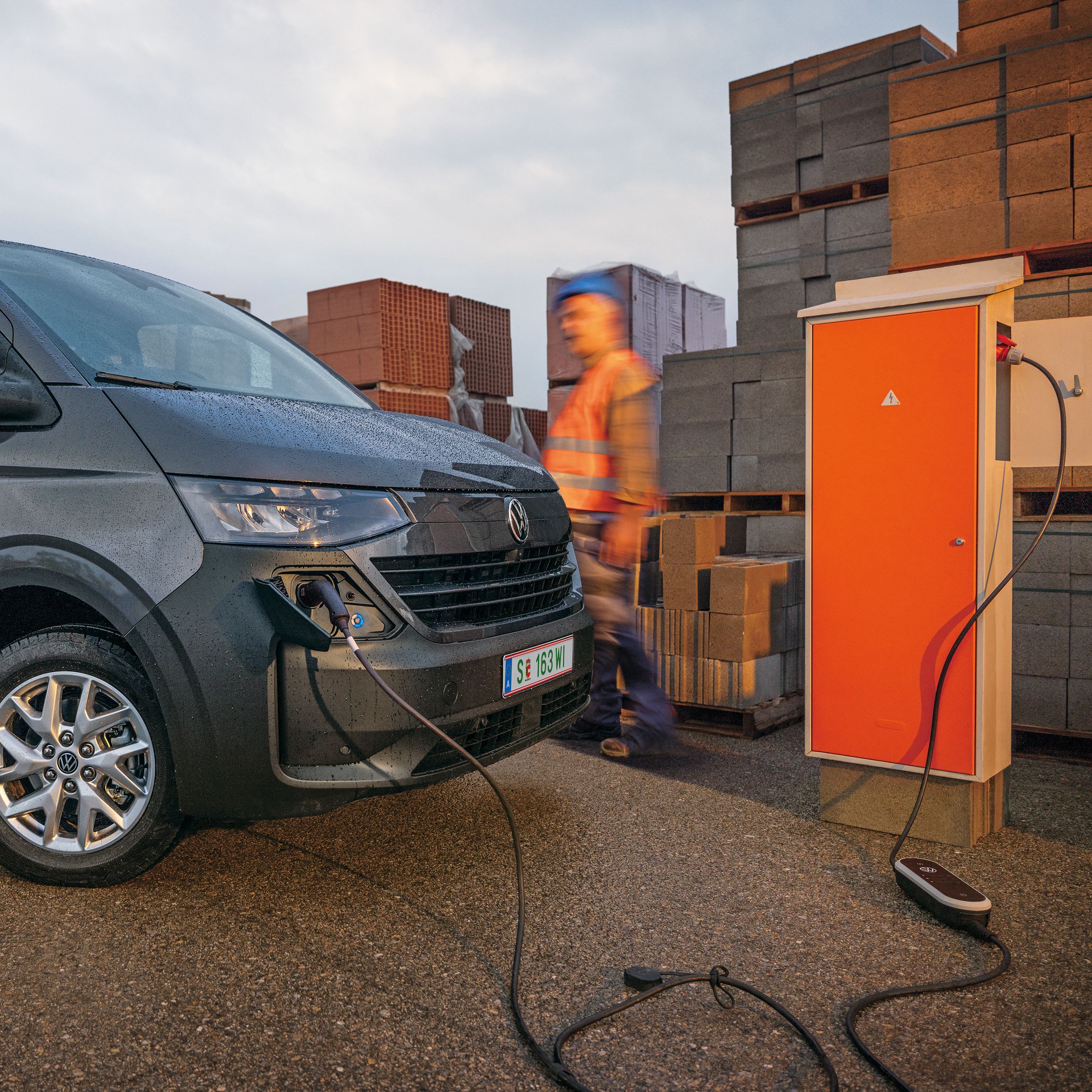 e-Transporter Kombi wird geladen