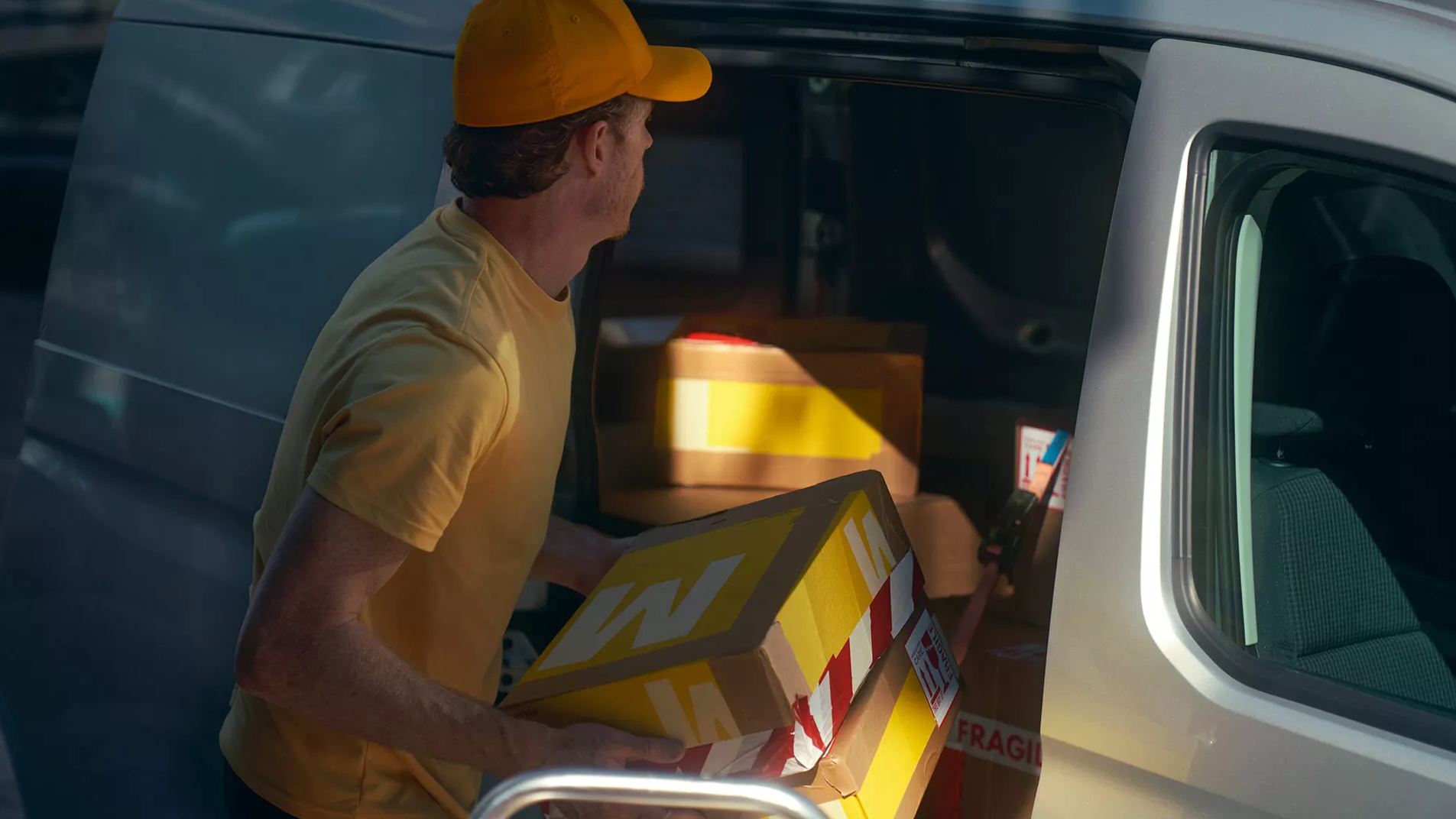 Caddy Cargo wird entladen, Schiebetüre geöffnet