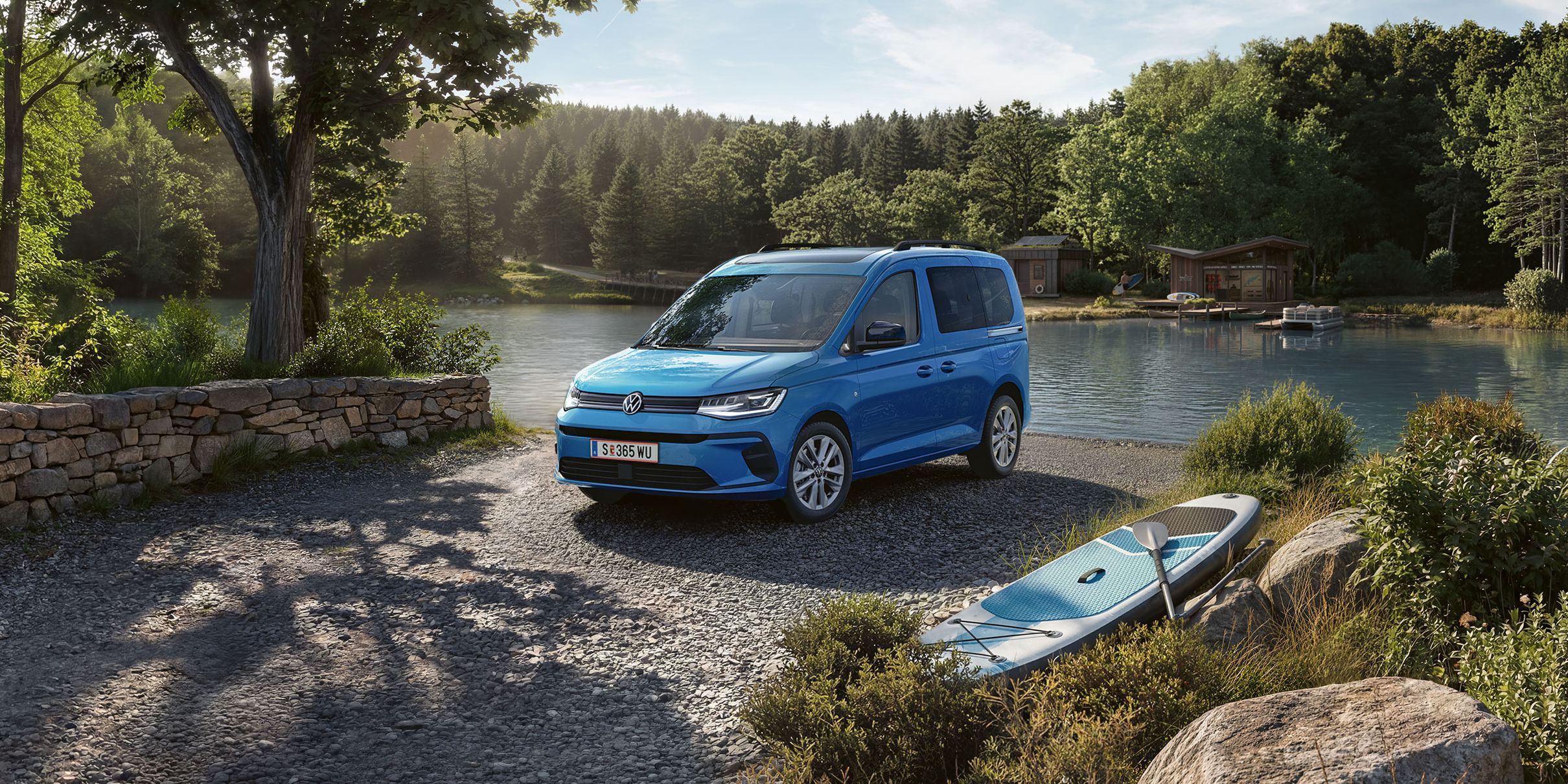 Der neue Caddy California 2026 in Blau steht an See.