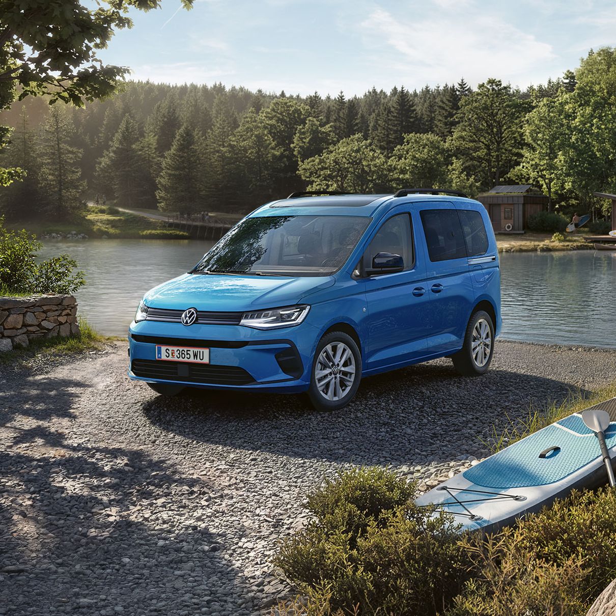 Der neue Caddy California 2026 in Blau steht an See.