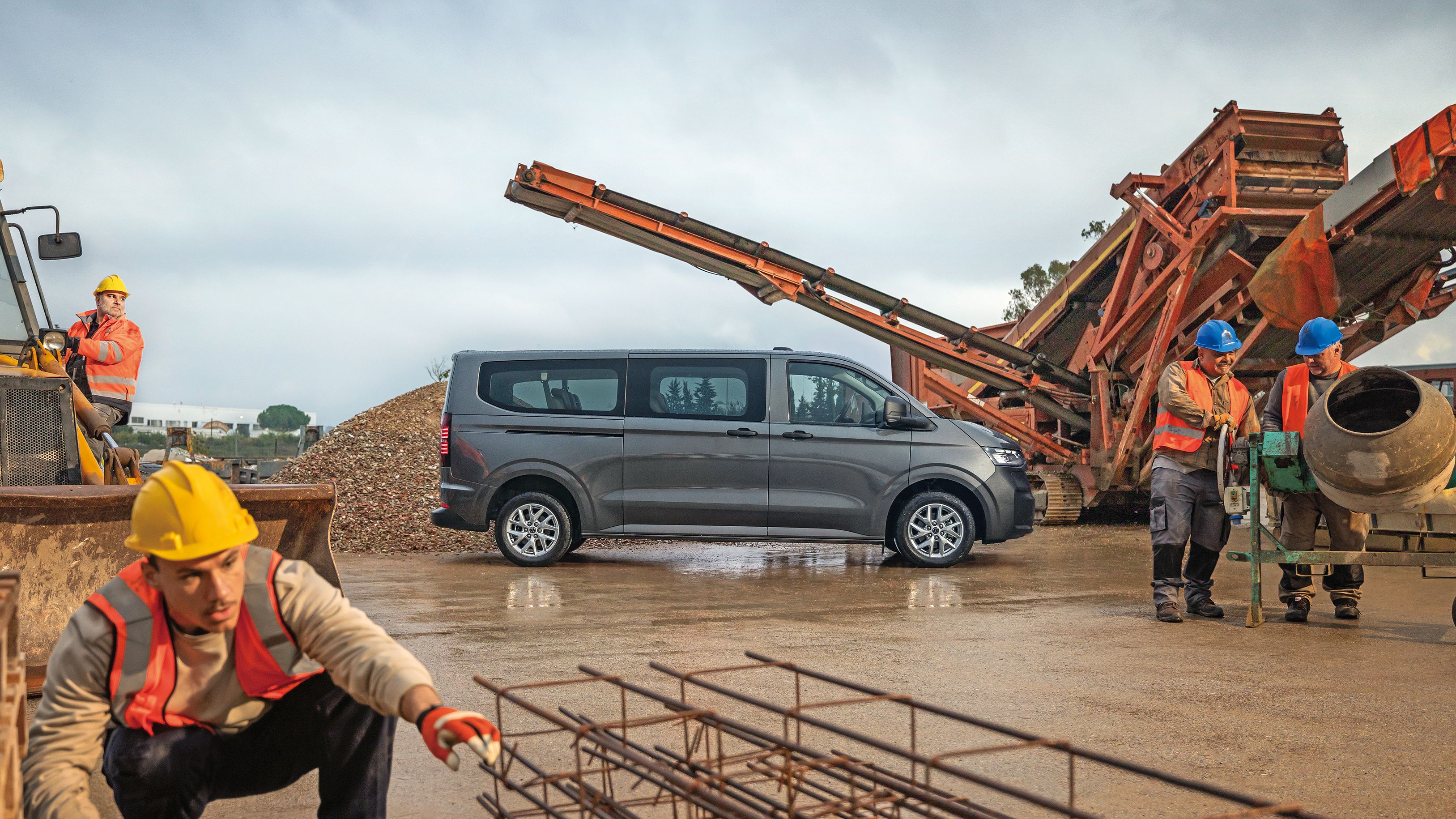 Transporter Kombi in Grau auf Baustelle