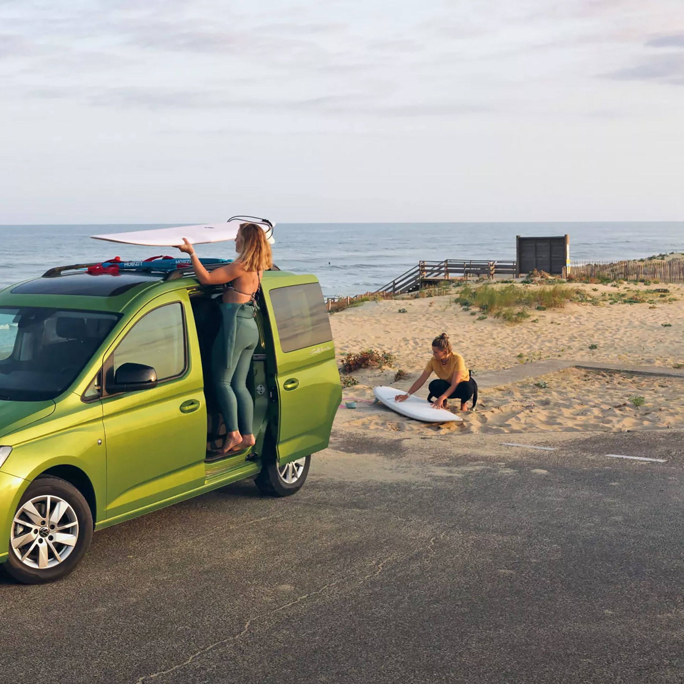 Volkswagen Caddy Family am Strand in Olivgrün 