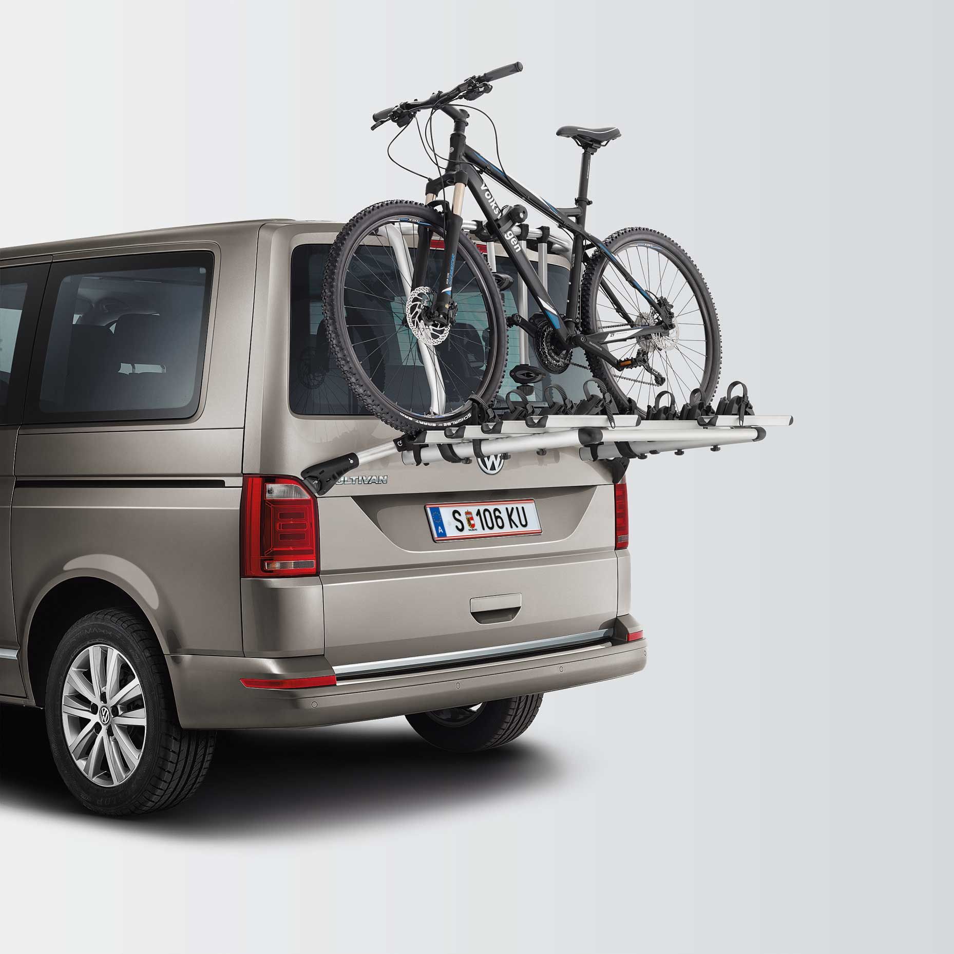 VW Nutzfahrzeug mit Fahrrad Heckträger