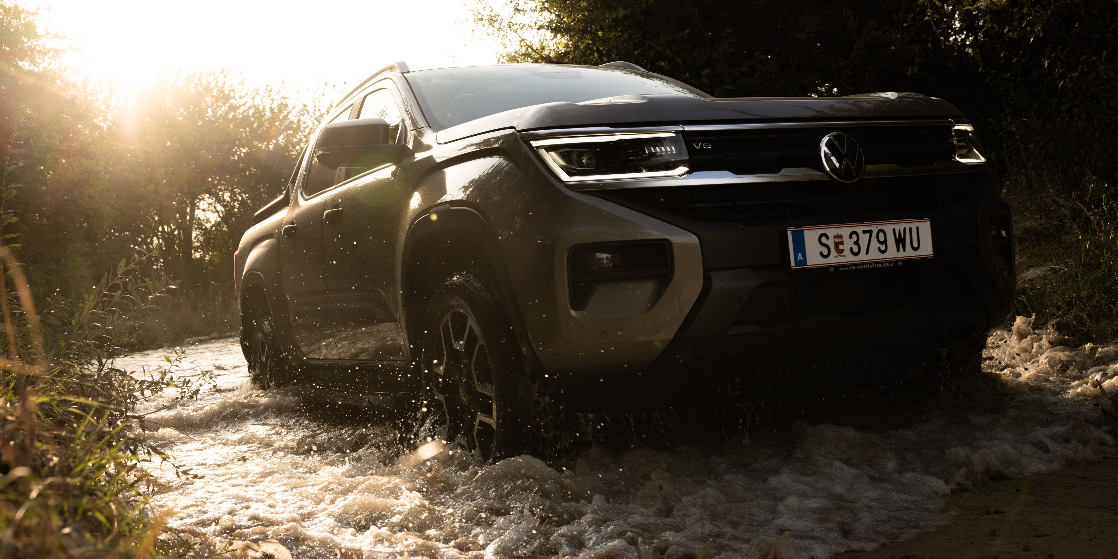 VW Amarok fährt durch Gewässer 