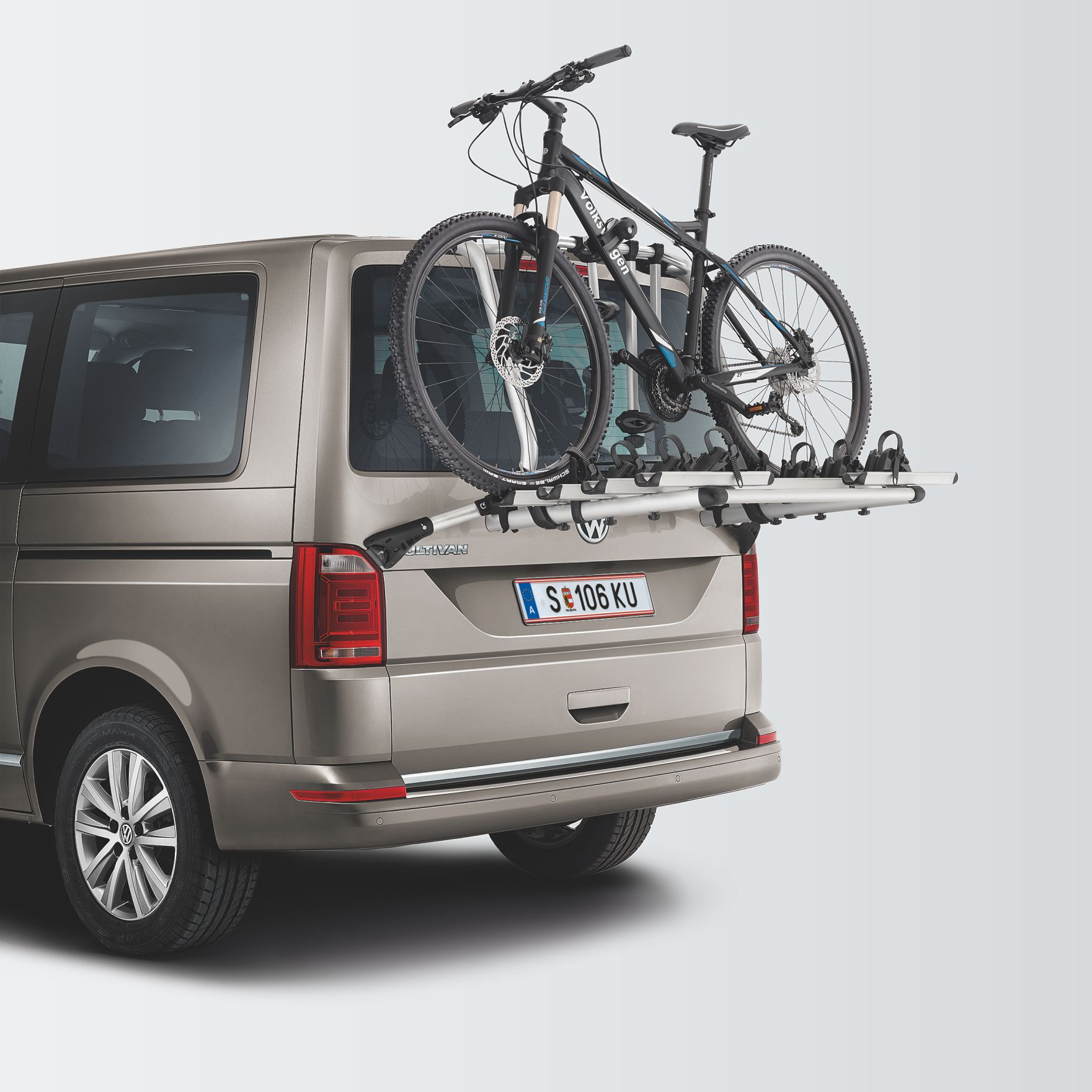 VW Nutzfahrzeug mit Fahrrad Heckträger