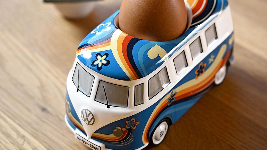 Ein bunter Eierbecher im Volkswagen Bulli Design.