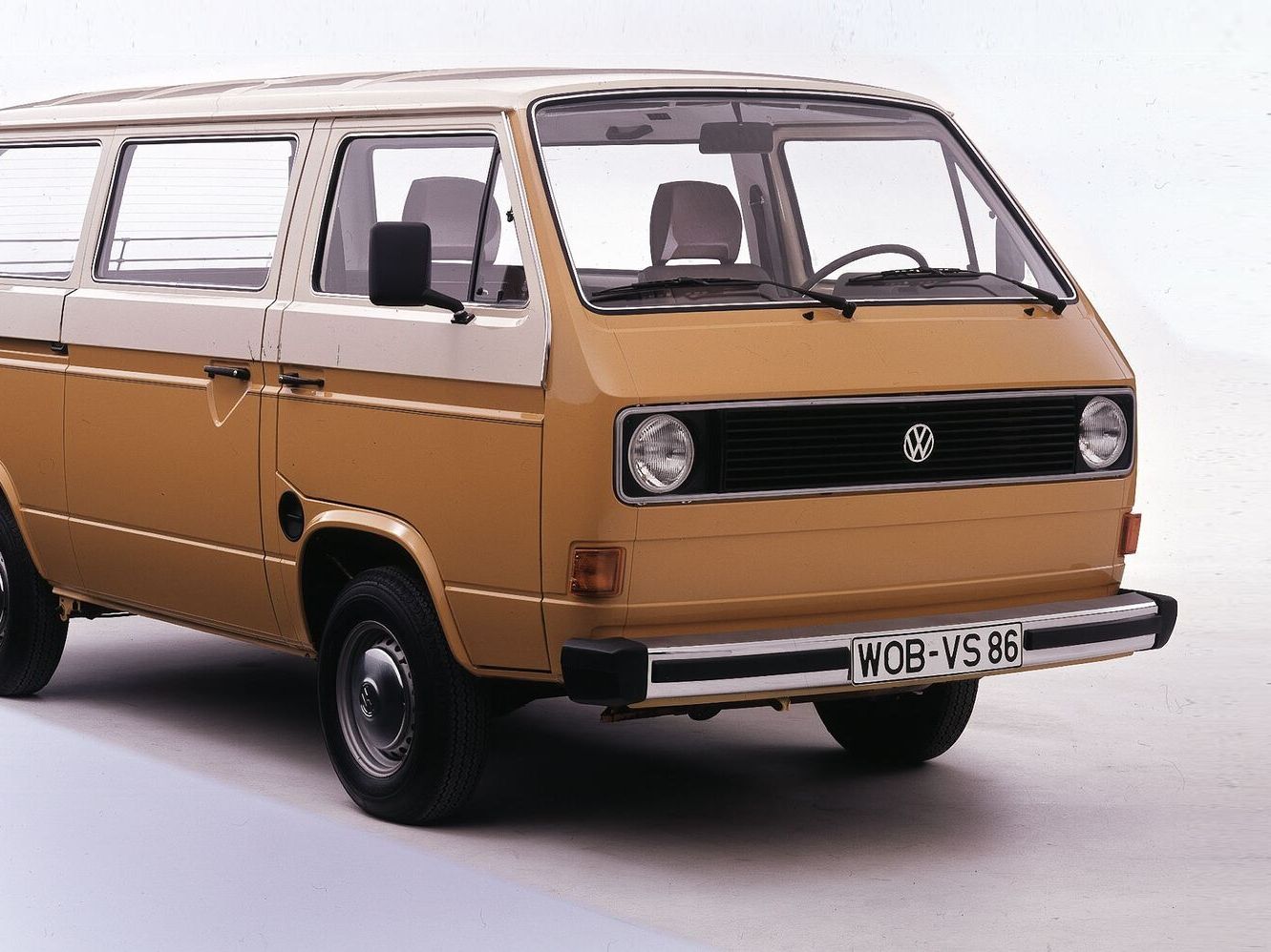 VW Crafter Kastenwagen fährt eine Allee entlang