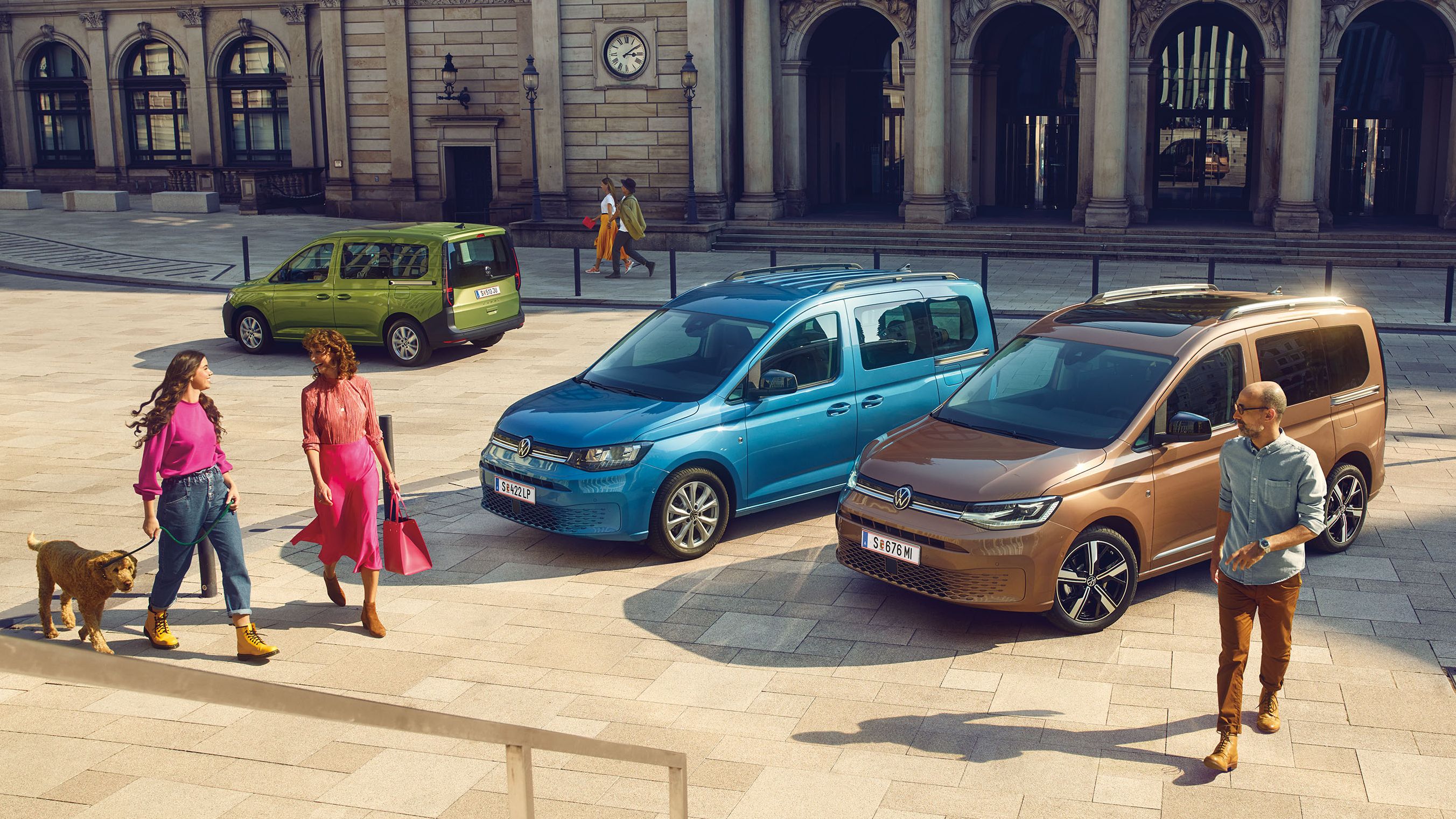 Der neue VW Caddy mit einer Familie, die vom Fahrzeug weggeht