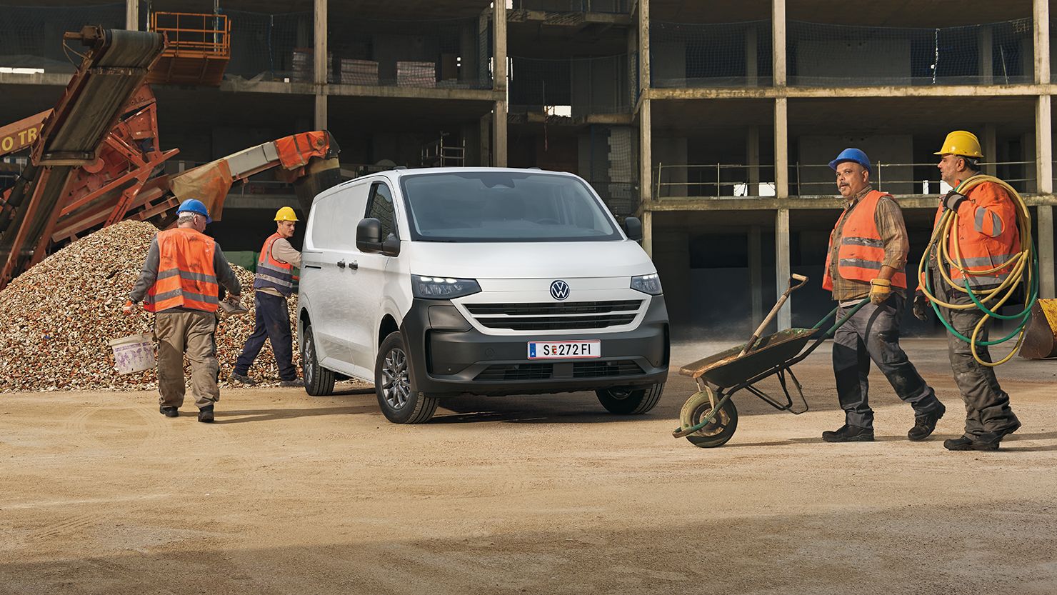 Transporter Kastenwagen auf Baustelle
