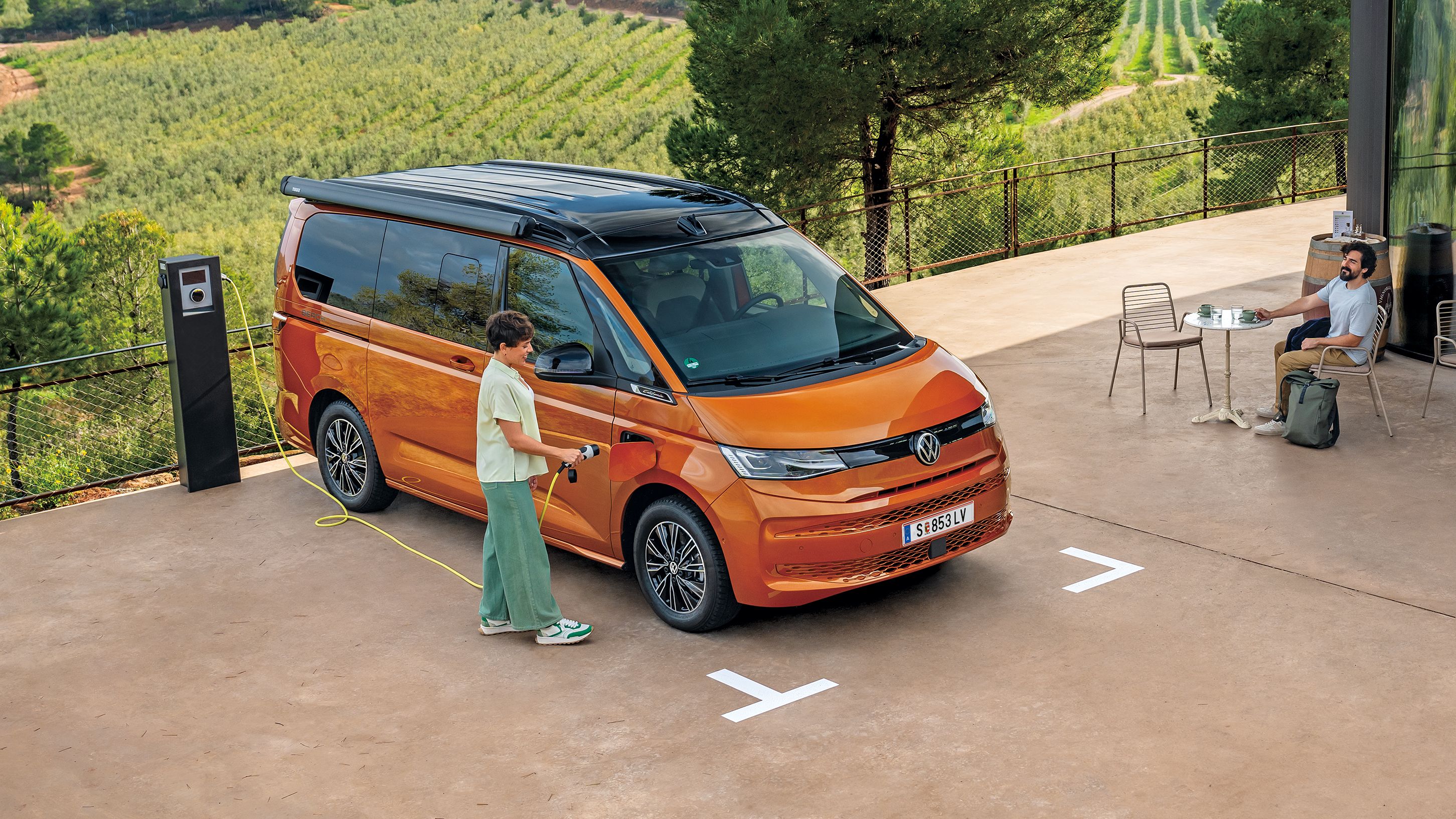 California eHybrid an einer Ladesäule