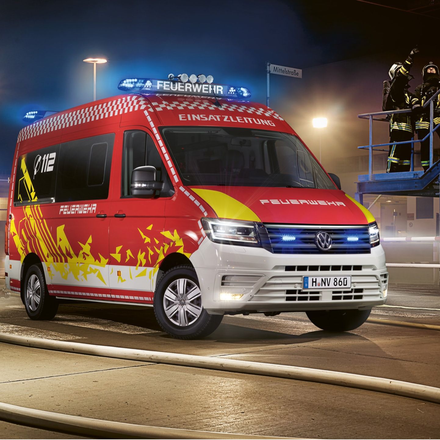 Ein rotes VW Crafter Feuerwehr Fahrzeug steht neben einem gelben VW Crafter Rettungsfahrzeug