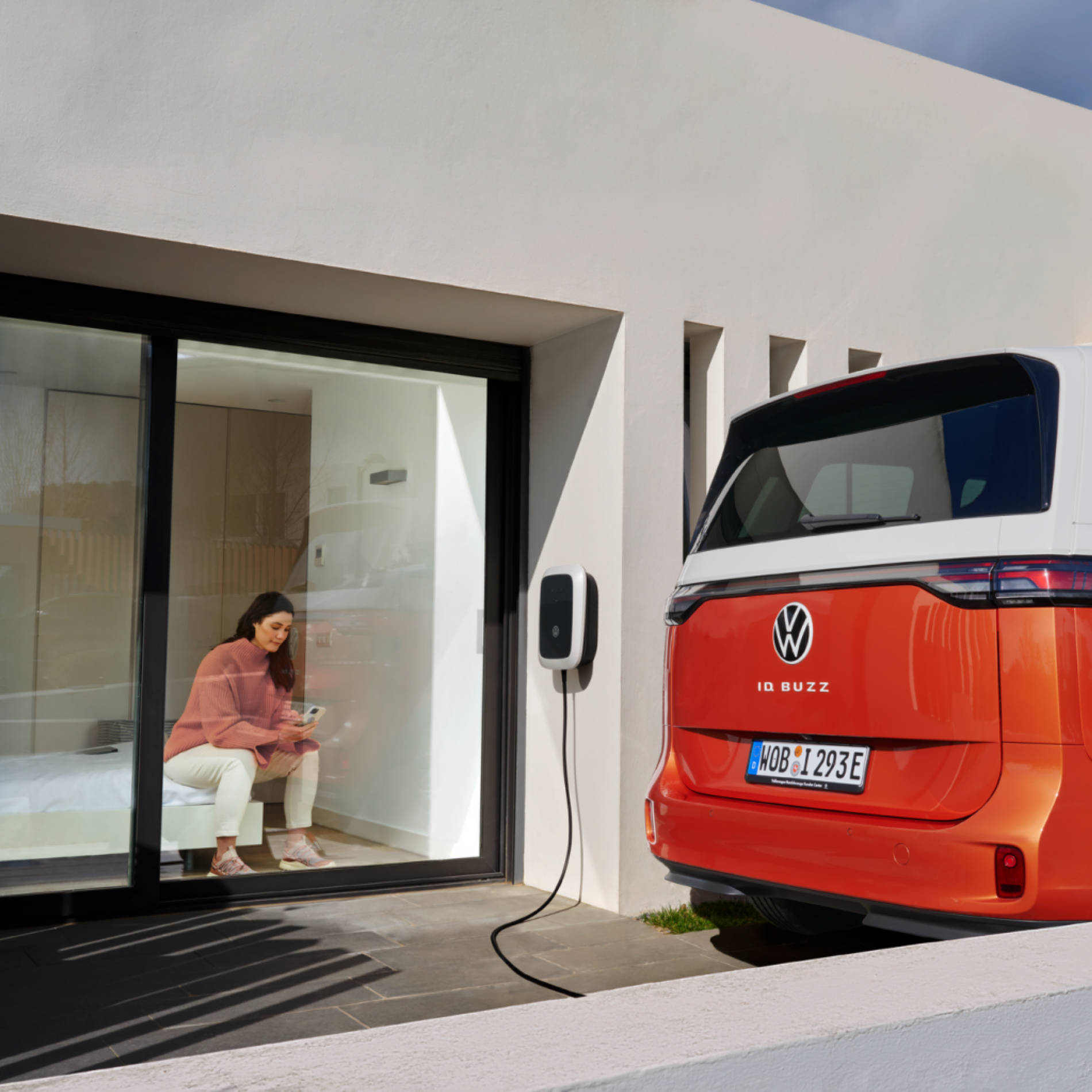 Ladender ID. Buzz, Frau mit Smartphone verwendet ihr Smartphone