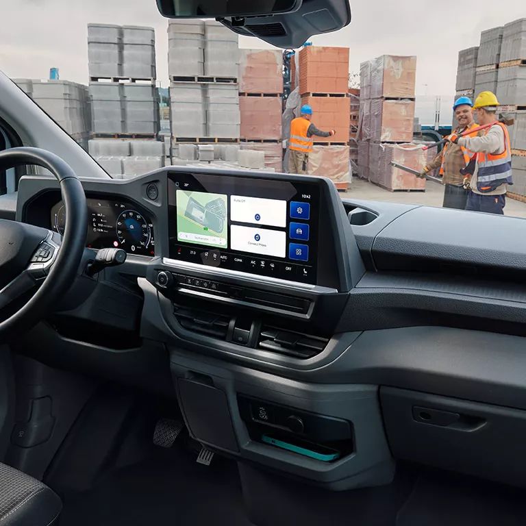 Der neue Transporter Innenraum mit Baustelle im Hintergrund 
