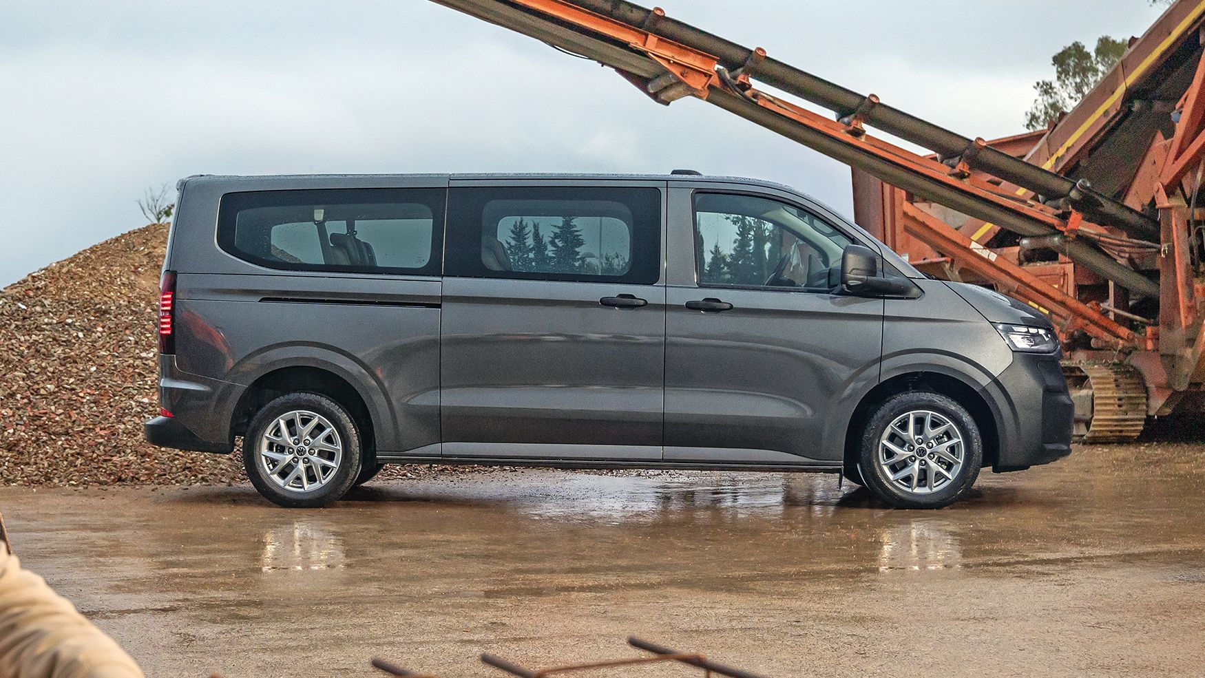 Transporter Kombi in Grau auf Baustelle