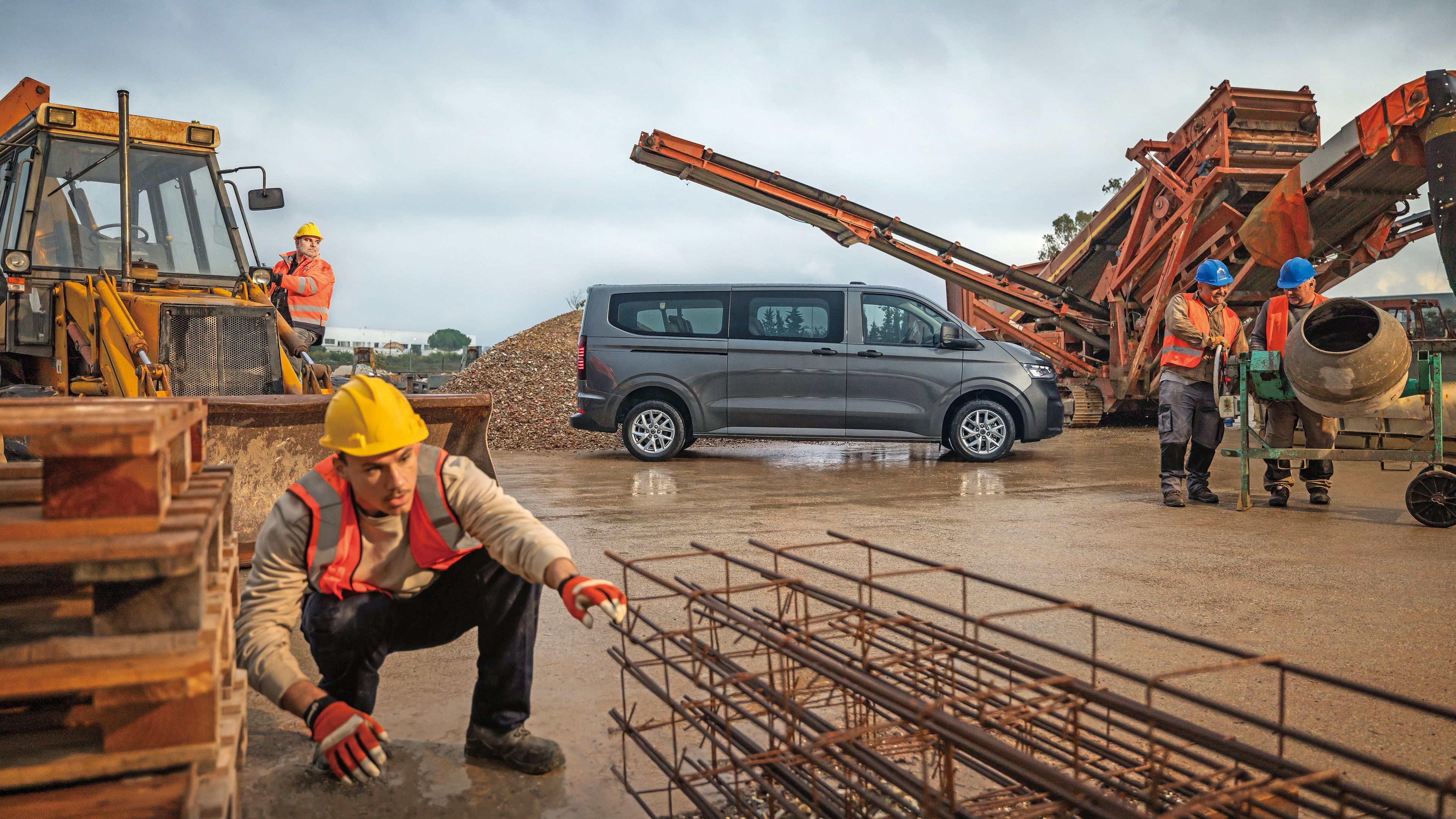 Transporter Kombi in Grau auf Baustelle