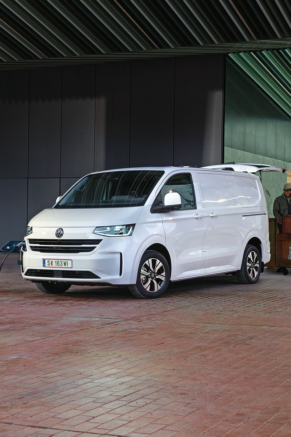 VW e-Transporter Kastenwagen wird geladen