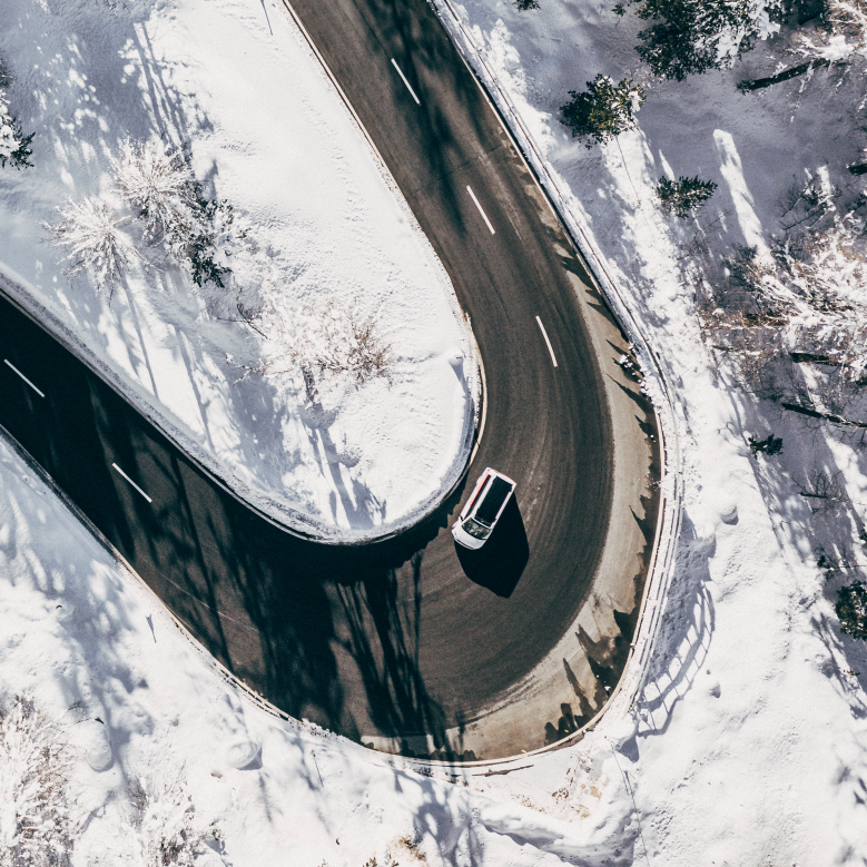 Drohnenflug über ein VW Nutzfahrzeug auf Winterstraße