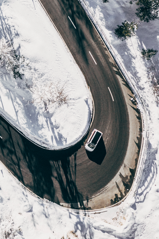 Drohnenflug über ein VW Nutzfahrzeug auf Winterstraße
