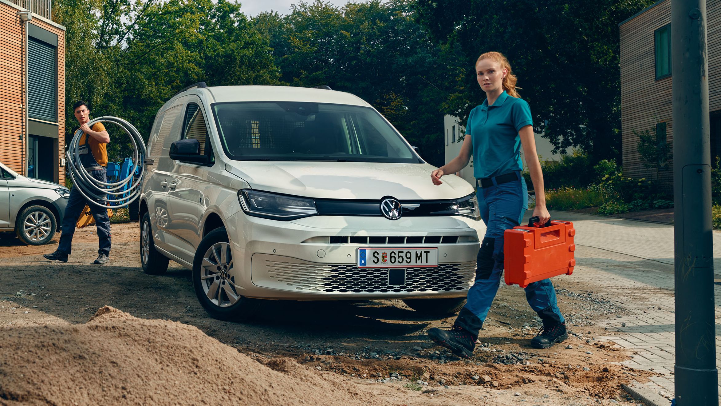 VW Caddy Cargo auf Baustelle